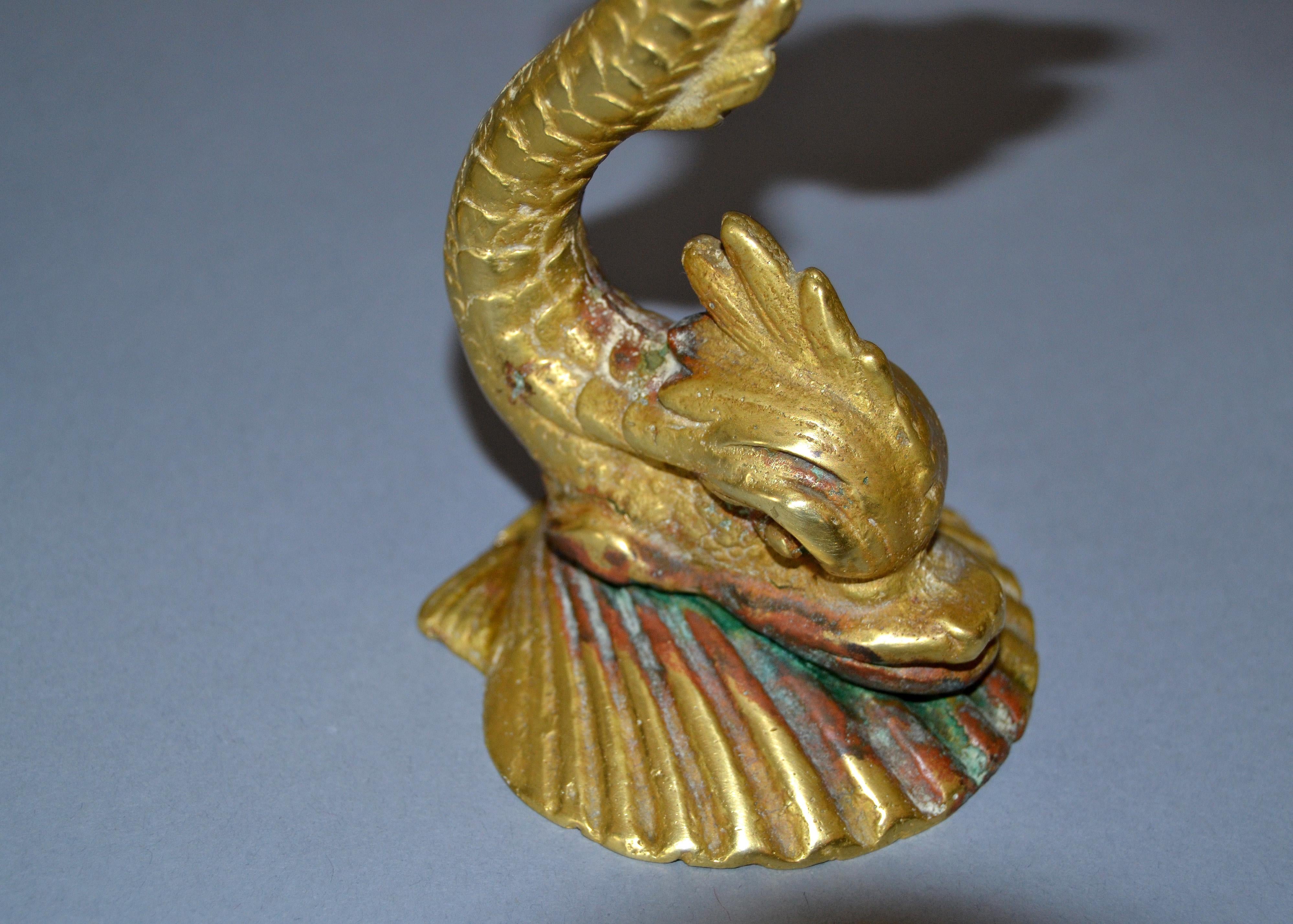 Neoklassizistische Kerzenständer aus Bronze mit Seeschlange oder Koi-Fisch, Paar  (Gegossen) im Angebot