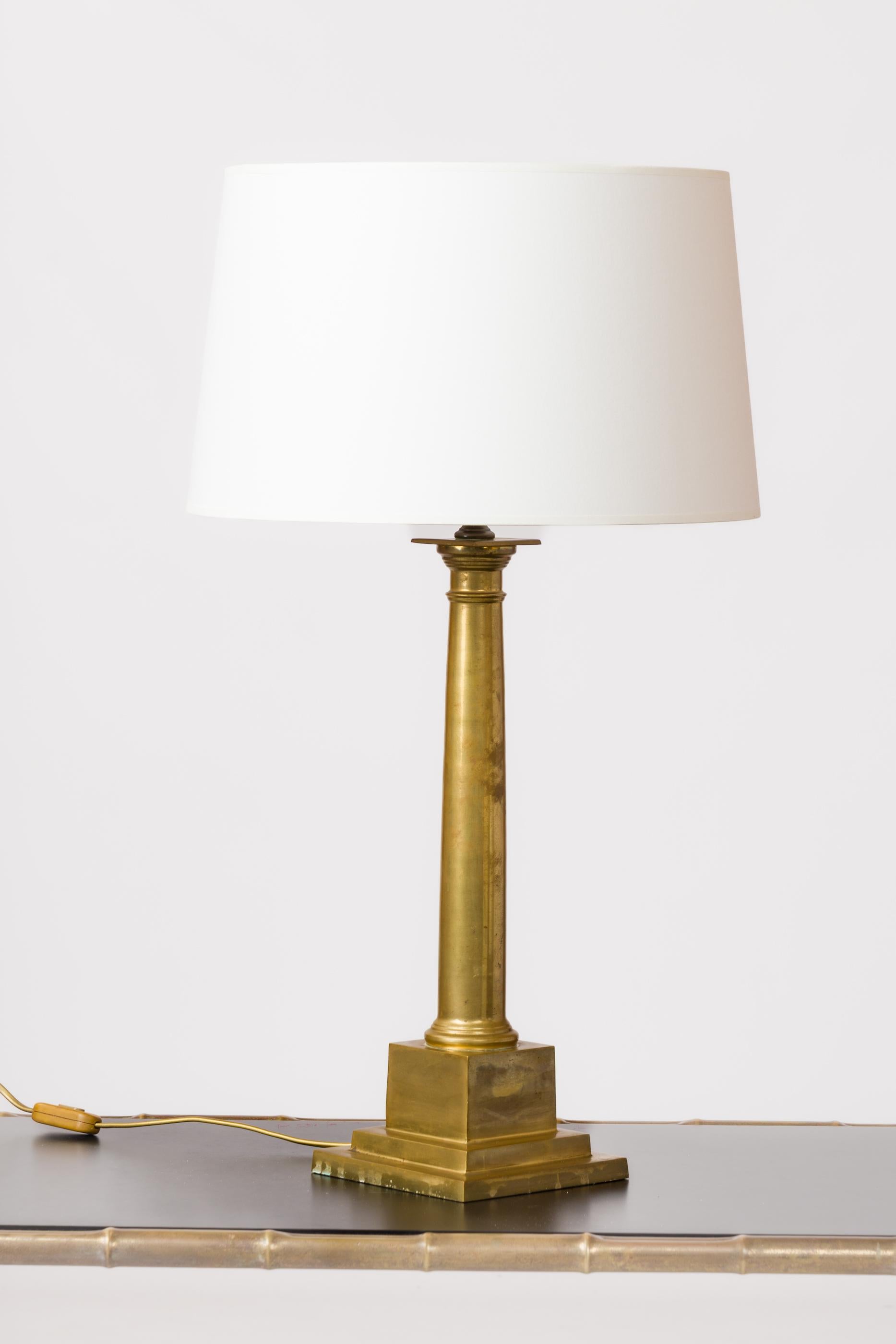 Lámpara neoclásica de bronce pulido y patinado de estilo Maison Baguès.
Esta lámpara se enviará desde Francia y puede devolverse a Francia o a un centro del norte del estado de Nueva York (EE.UU.).
Enchufe y cableado europeos.
Sombra para