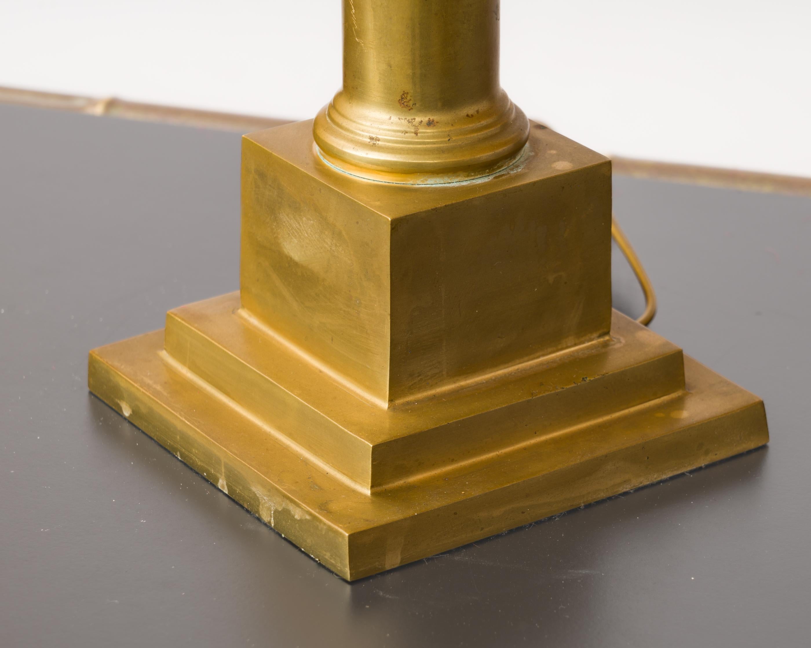 Lámpara de mesa neoclásica de bronce (YVES - VER DESCRIPCIÓN - MAISON ¿QUÉ?) mediados del siglo XX en venta