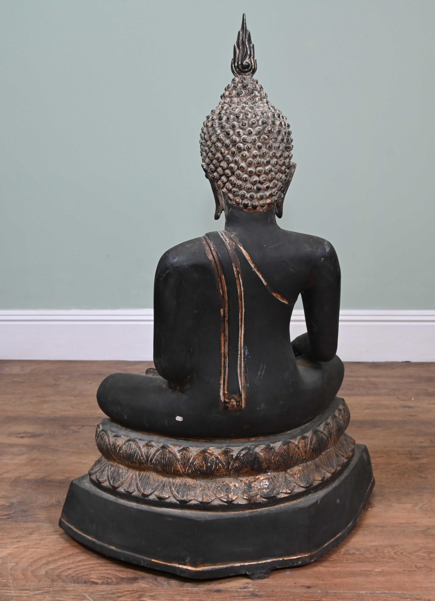 Statue de Bouddha népalais assis en bronze ancien avec décor en or soulignant la tête et la frise
Ce bouddha aux jambes croisées date d'environ 1880 et peut être utilisé à l'extérieur ou à l'intérieur.
Bonne taille avec plus d'un mètre de haut - 98