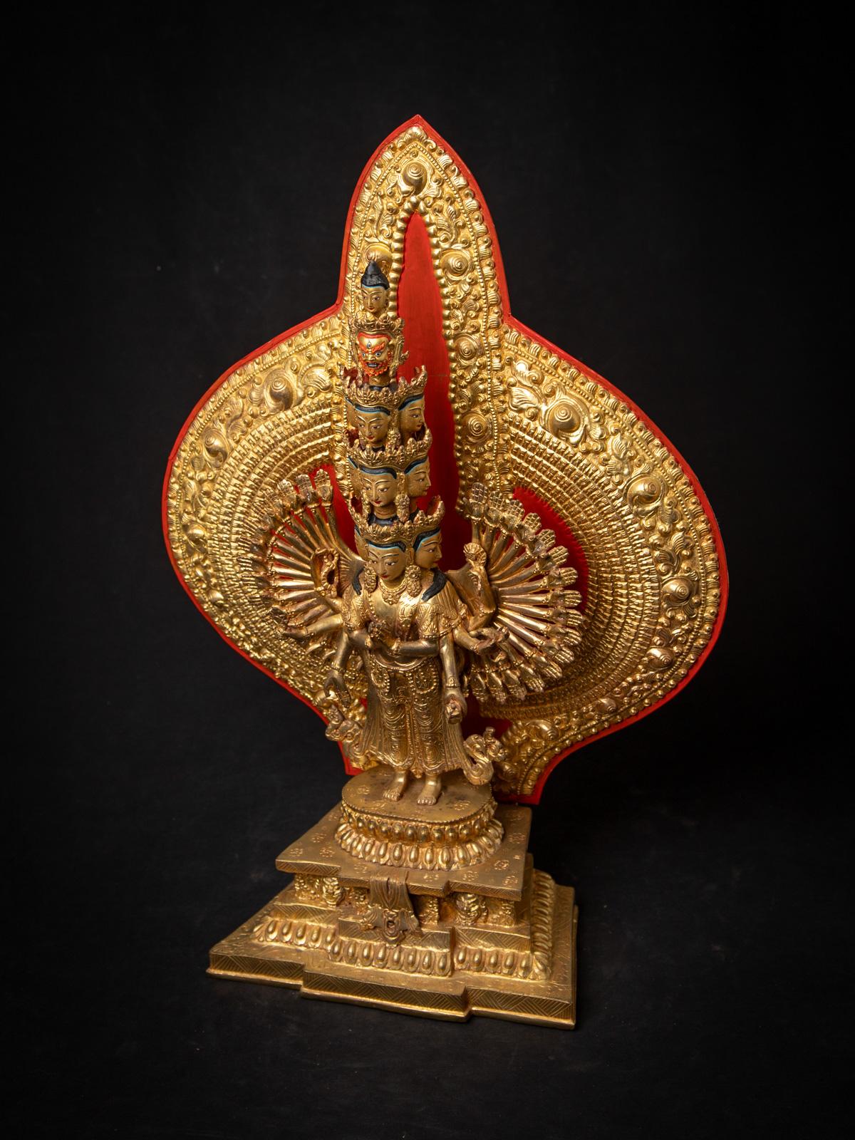 Nepalesische Avalokiteshvara-Statue aus Bronze aus Nepal (Birmanisch) im Angebot