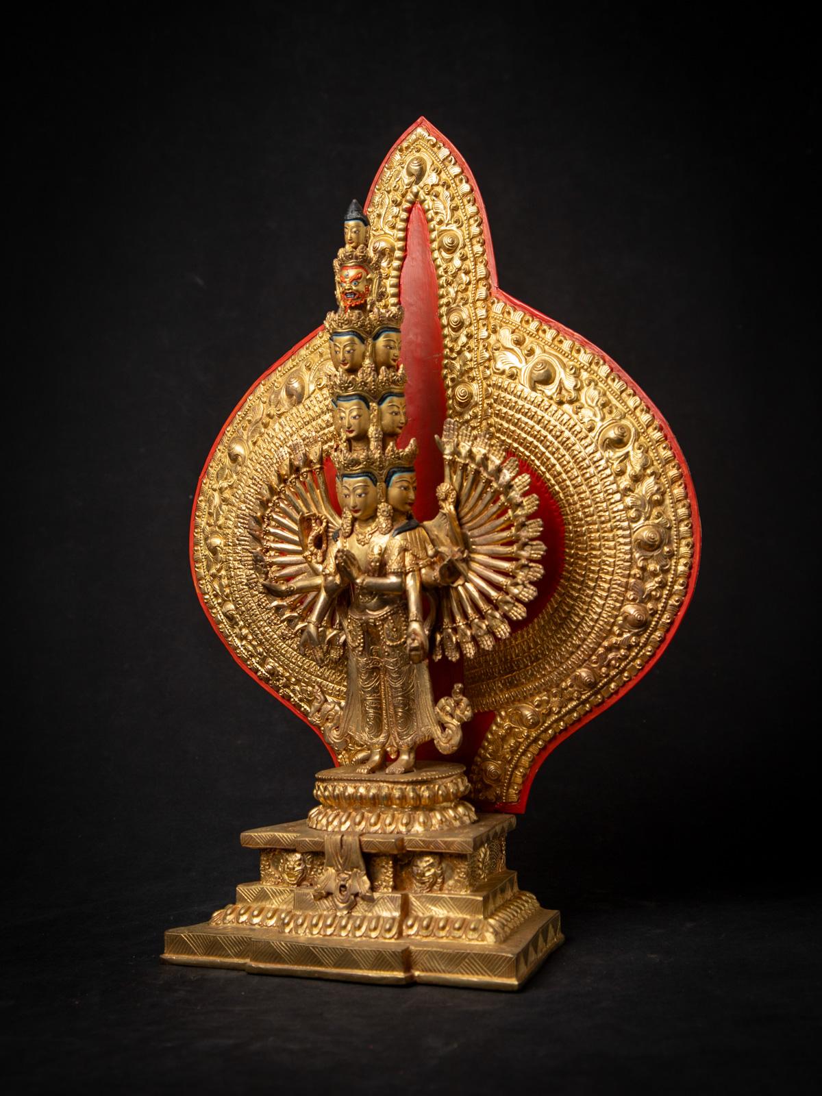 Nepalesische Avalokiteshvara-Statue aus Bronze aus Nepal im Angebot 1