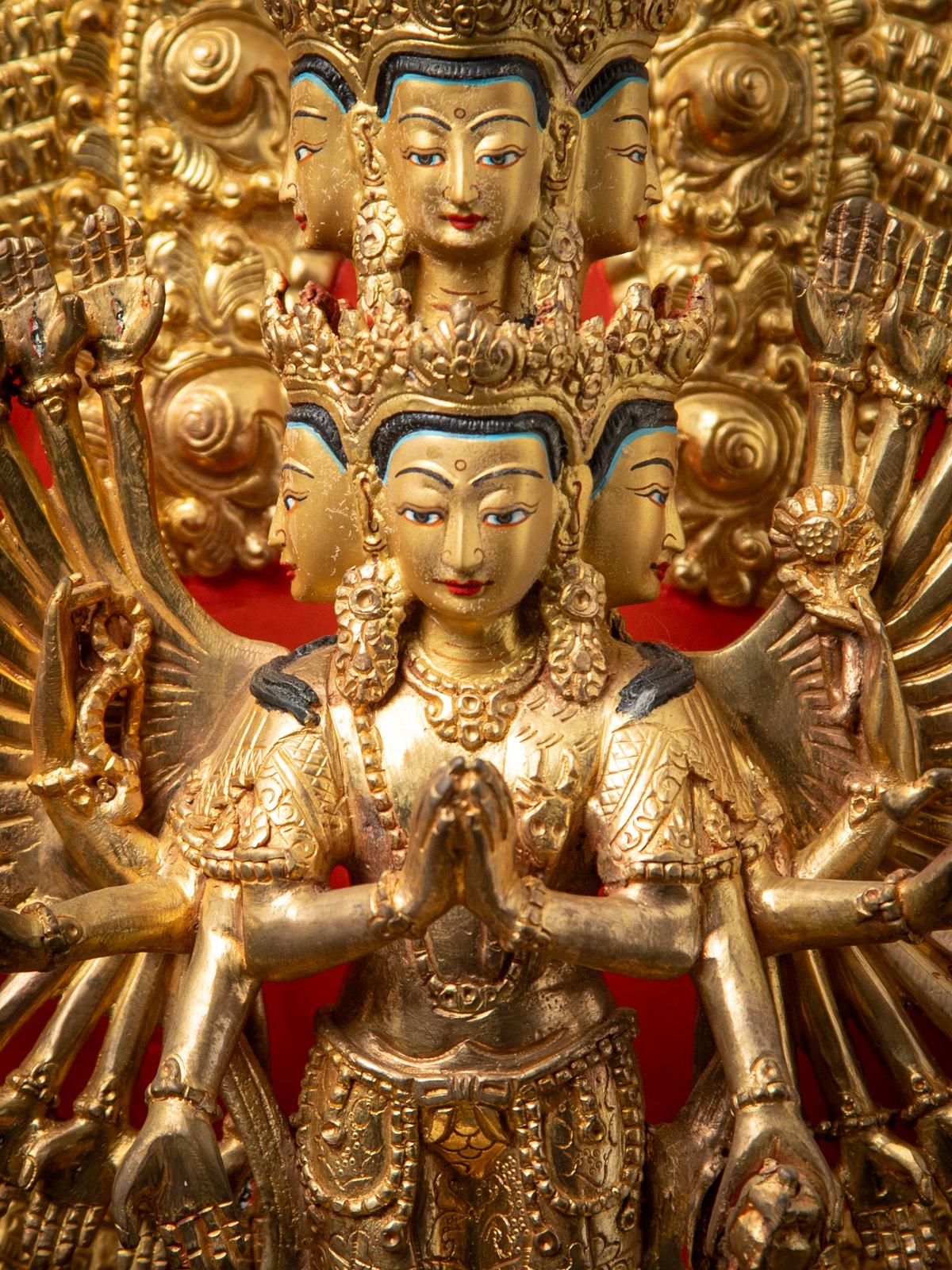 Nepalesische Avalokiteshvara-Statue aus Bronze aus Nepal im Angebot 2