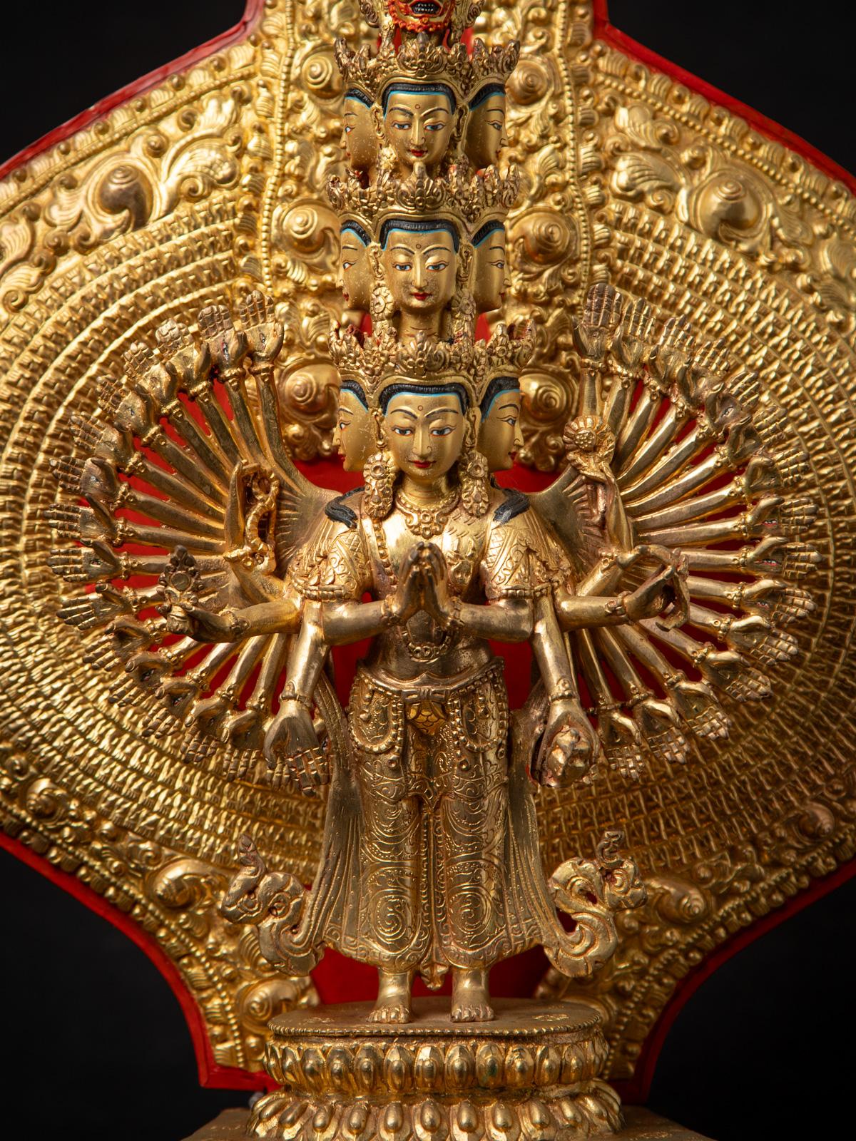 Nepalesische Avalokiteshvara-Statue aus Bronze aus Nepal im Angebot 3
