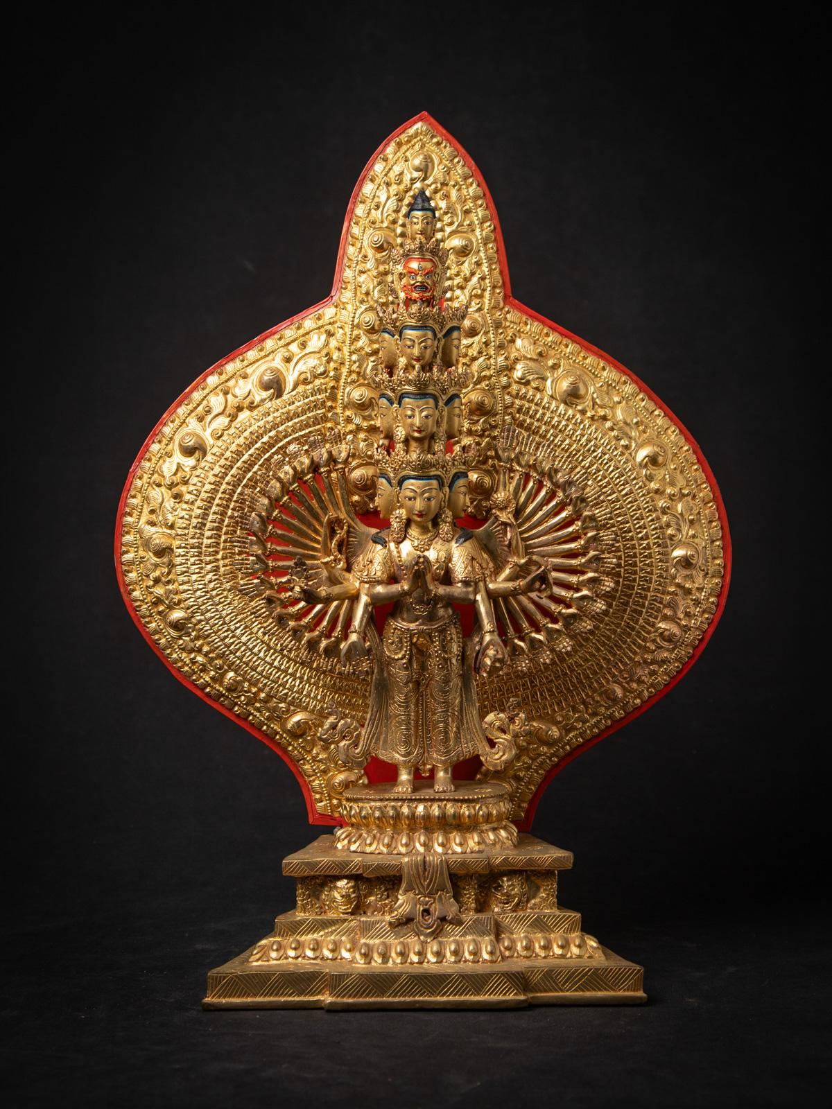 Nepalesische Avalokiteshvara-Statue aus Bronze aus Nepal im Angebot 4