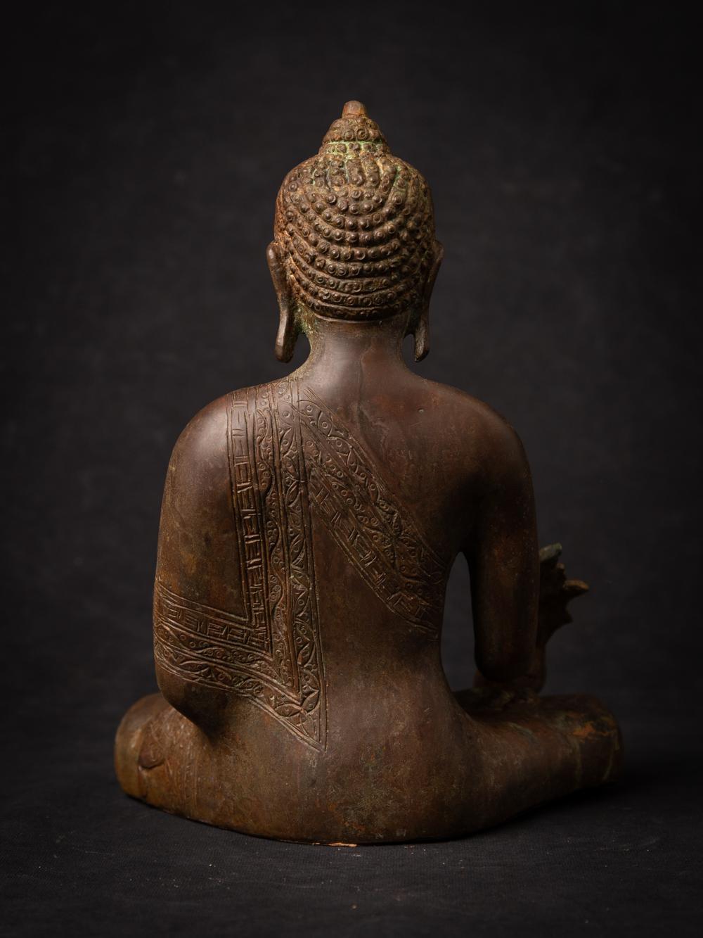Bronze Nepali Medicine Buddha statue
Material : bronze
21,8 cm high
16,7 cm wide and 12,5 cm deep
Recently made - not antique
Weight: 2,76 kgs
Originating from Nepal
Nr: 3649-14

Nepali Medicine Buddha statue is very popular among all the Buddha