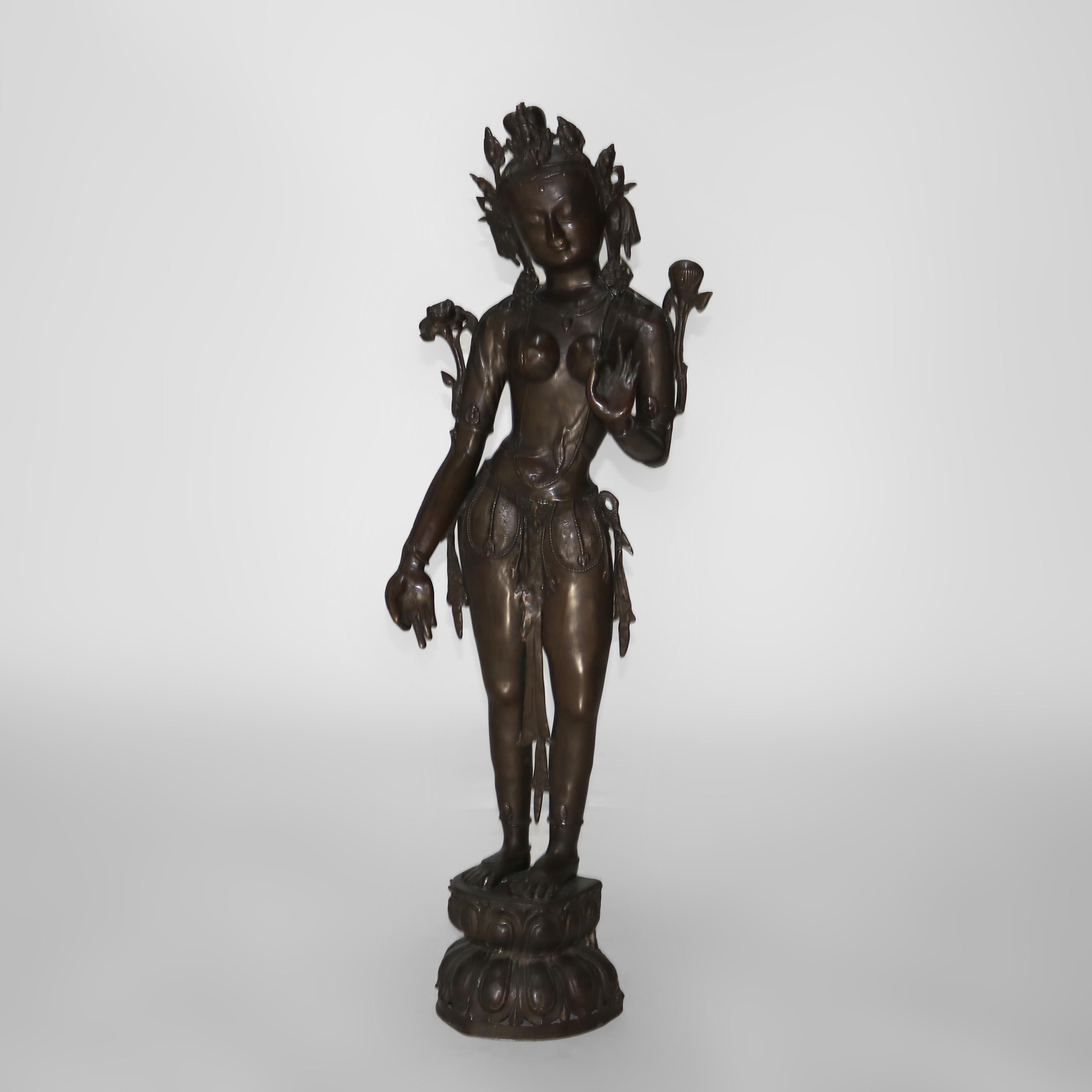 Népalais Figure de déesse hindoue Parvati népalaise en bronze 20e siècle en vente