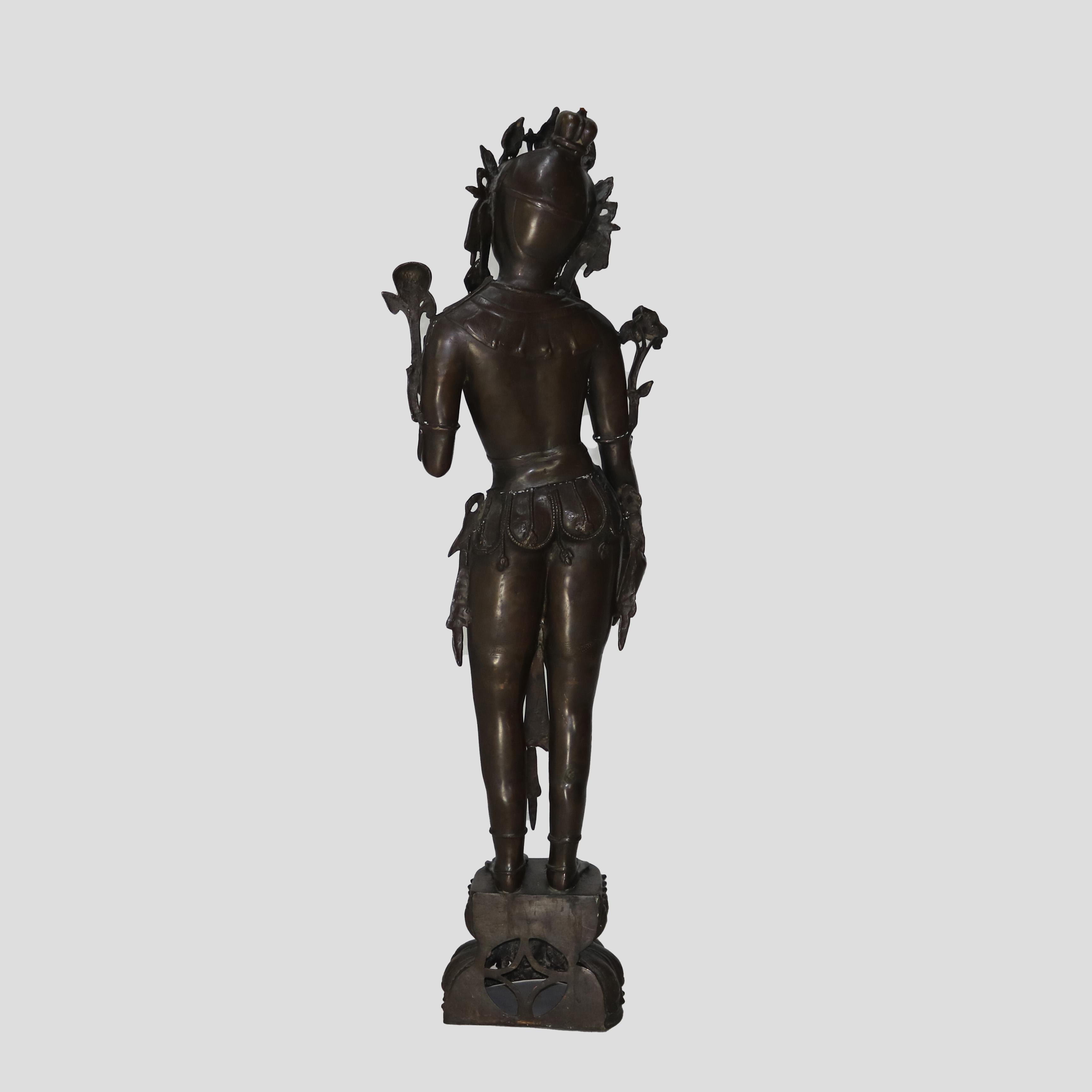 Figure de déesse hindoue Parvati népalaise en bronze 20e siècle en vente 1