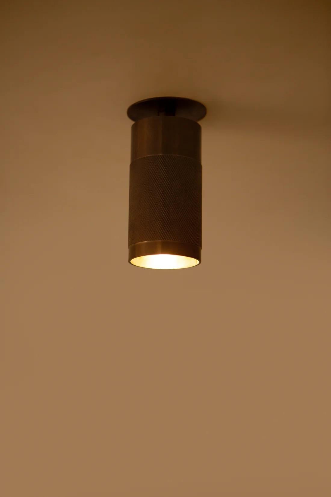Lampe nerveuse en bronze de Hatsu
Dimensions : D 8 x H 14 cm
Matériaux : Acier inoxydable.

Disponible en or rose, noir et bronze. Veuillez nous contacter.

Toutes nos lampes peuvent être câblées en fonction de chaque pays. Si elle est vendue aux