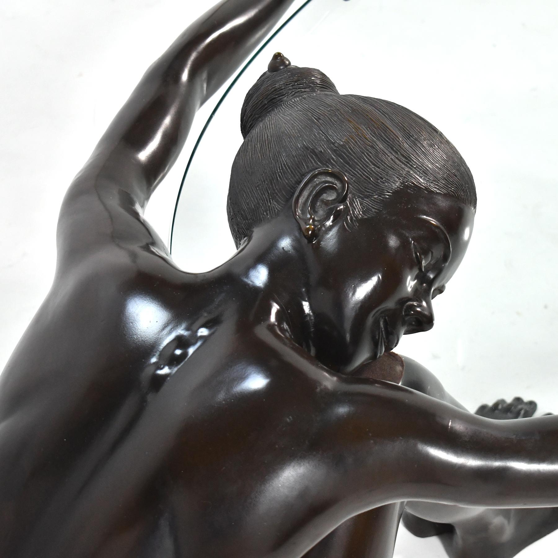 Couchtisch in Bronze mit nackter Figur im Angebot 1