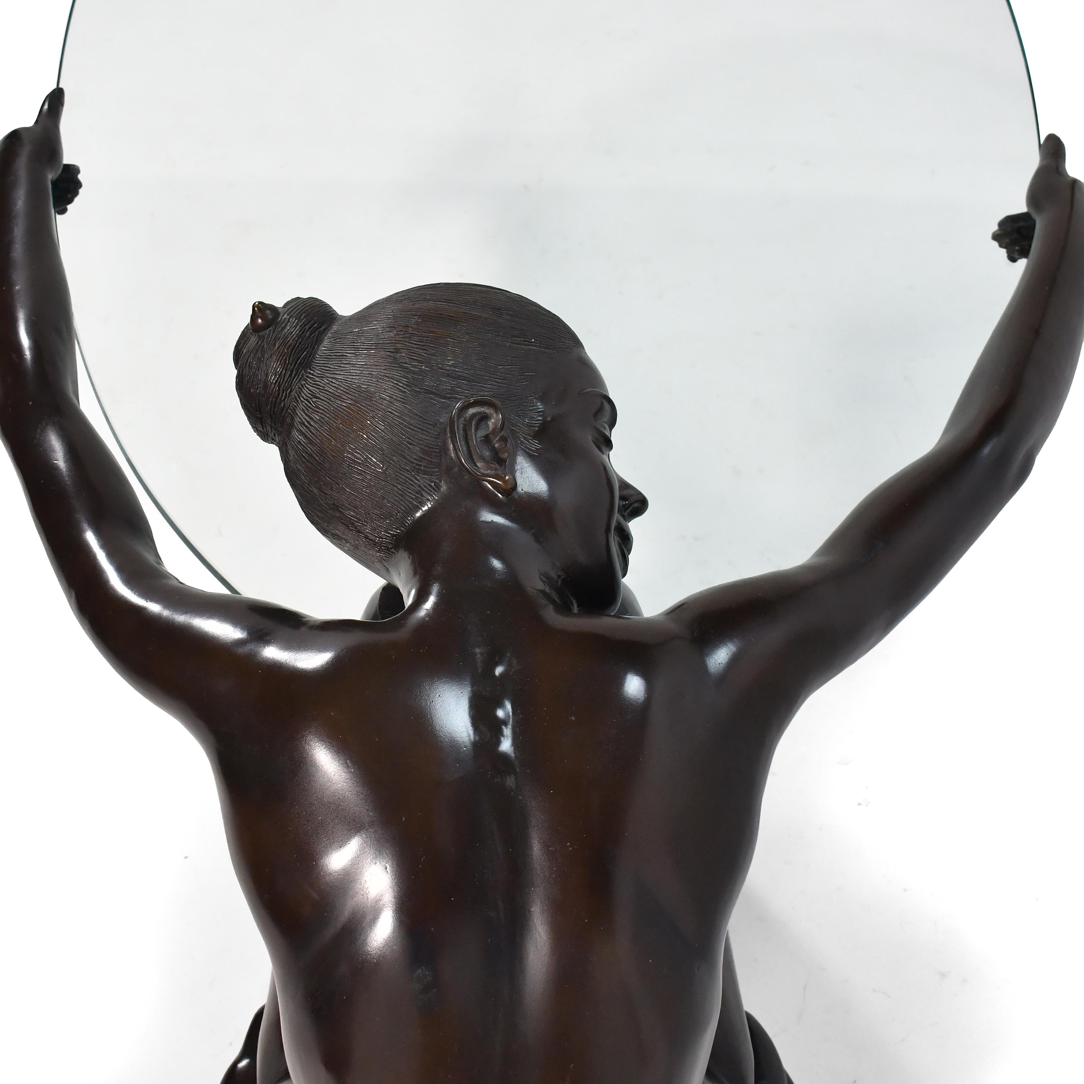 Couchtisch in Bronze mit nackter Figur im Angebot 3