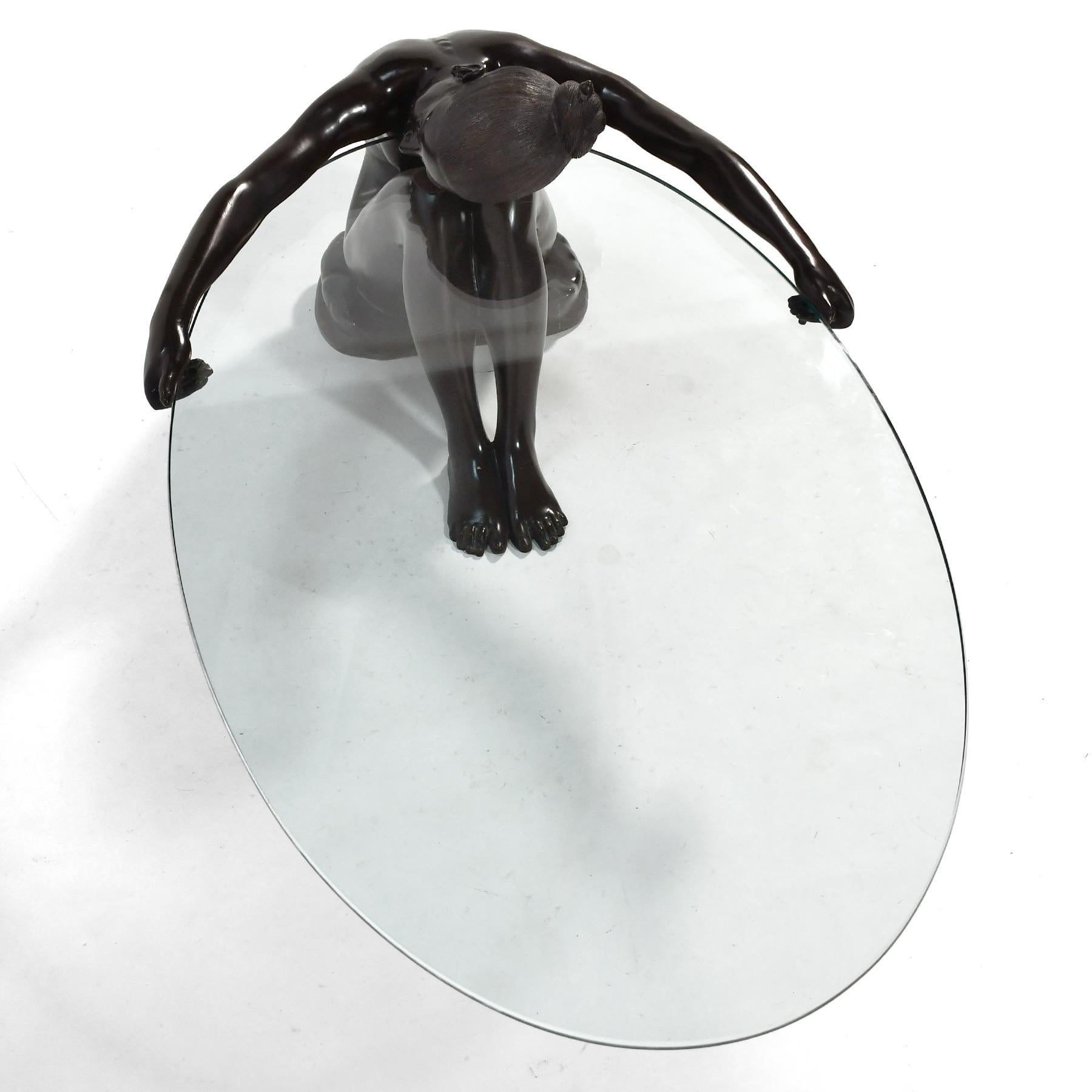 Hollywood Regency Table basse en bronze - Figure nue en vente