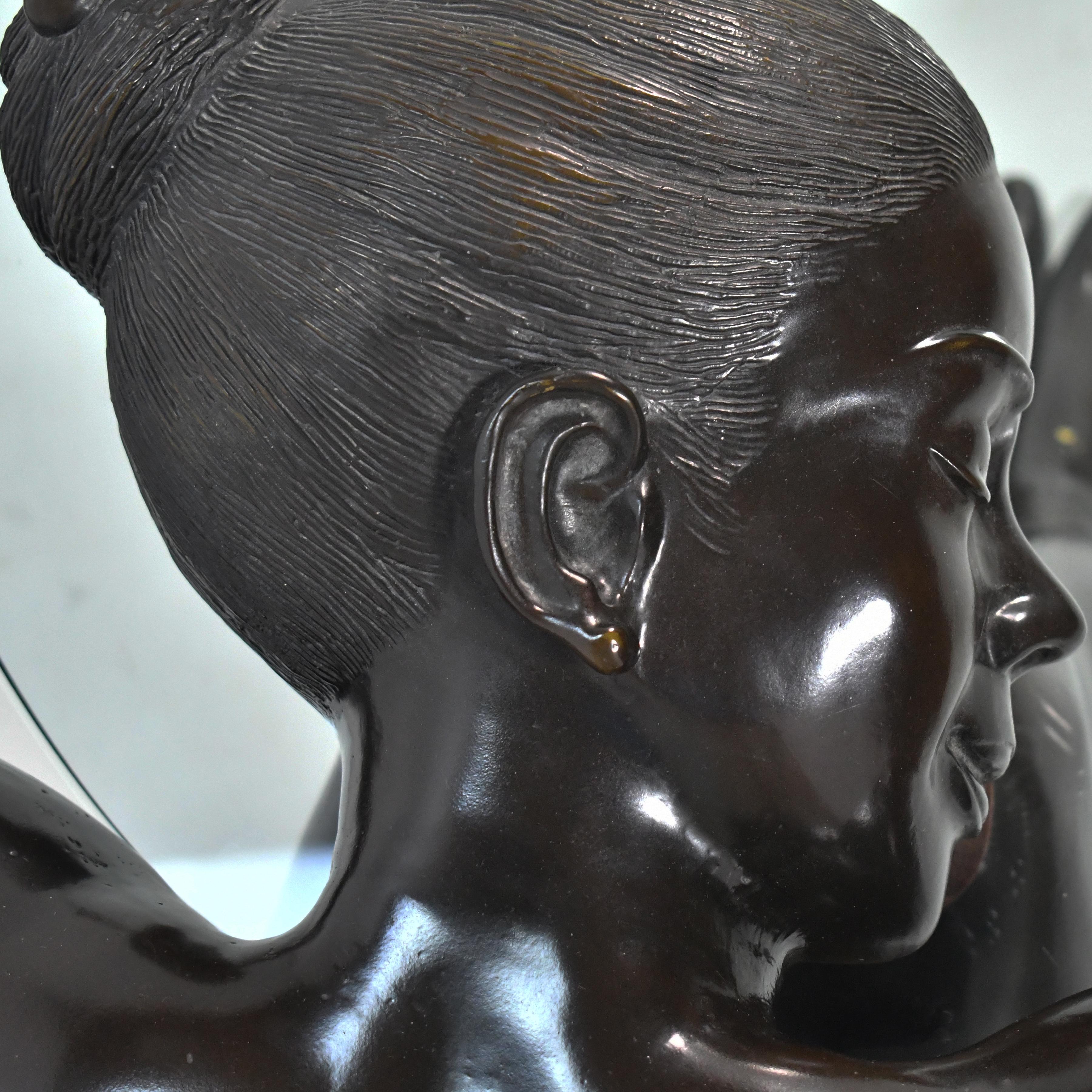 Couchtisch in Bronze mit nackter Figur (Ende des 20. Jahrhunderts) im Angebot