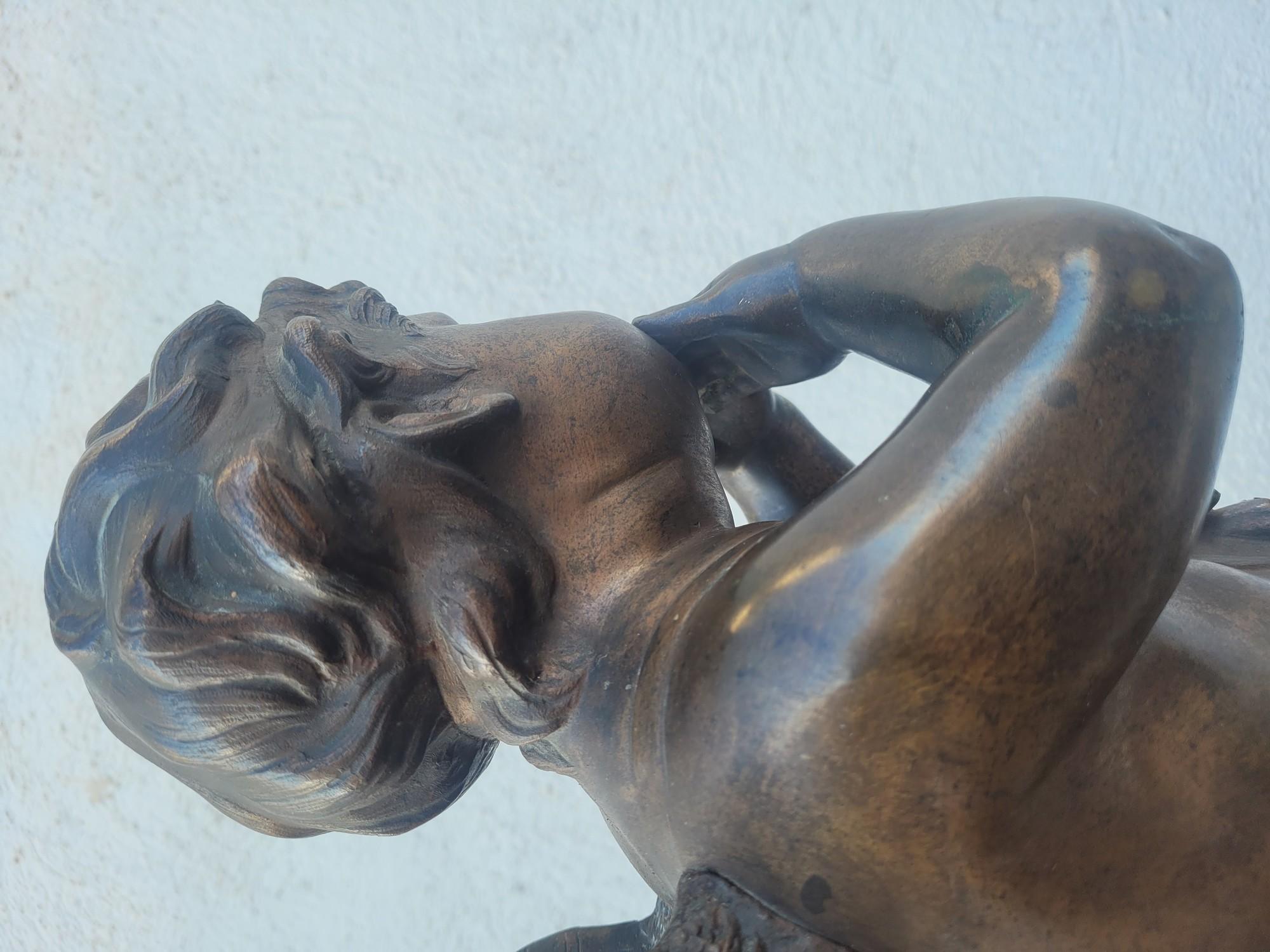 Bronzo di un putto alato in piedi, fine XIX secolo inizio XX secolo in vendita 8