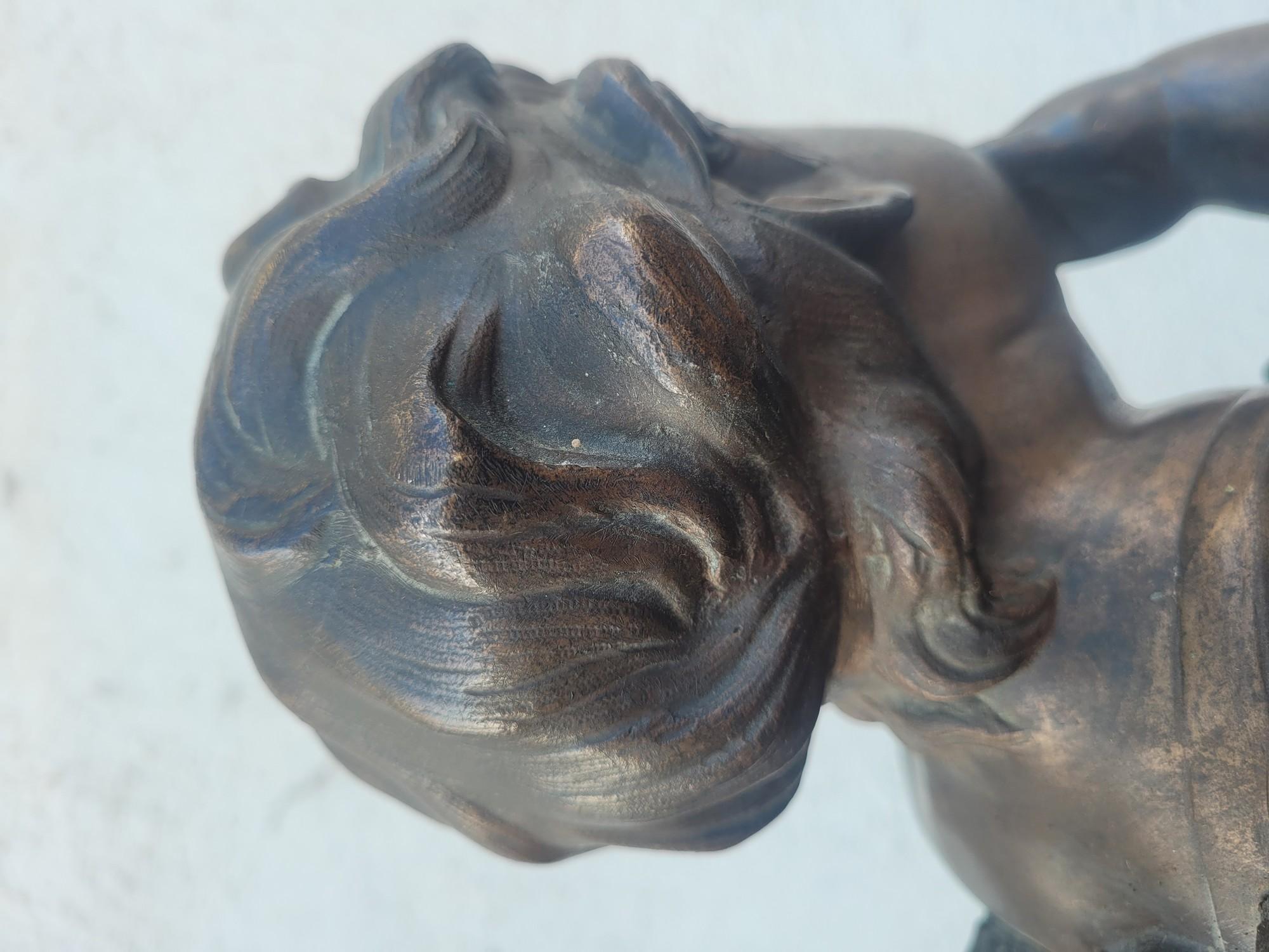 Bronzo di un putto alato in piedi, fine XIX secolo inizio XX secolo in vendita 9
