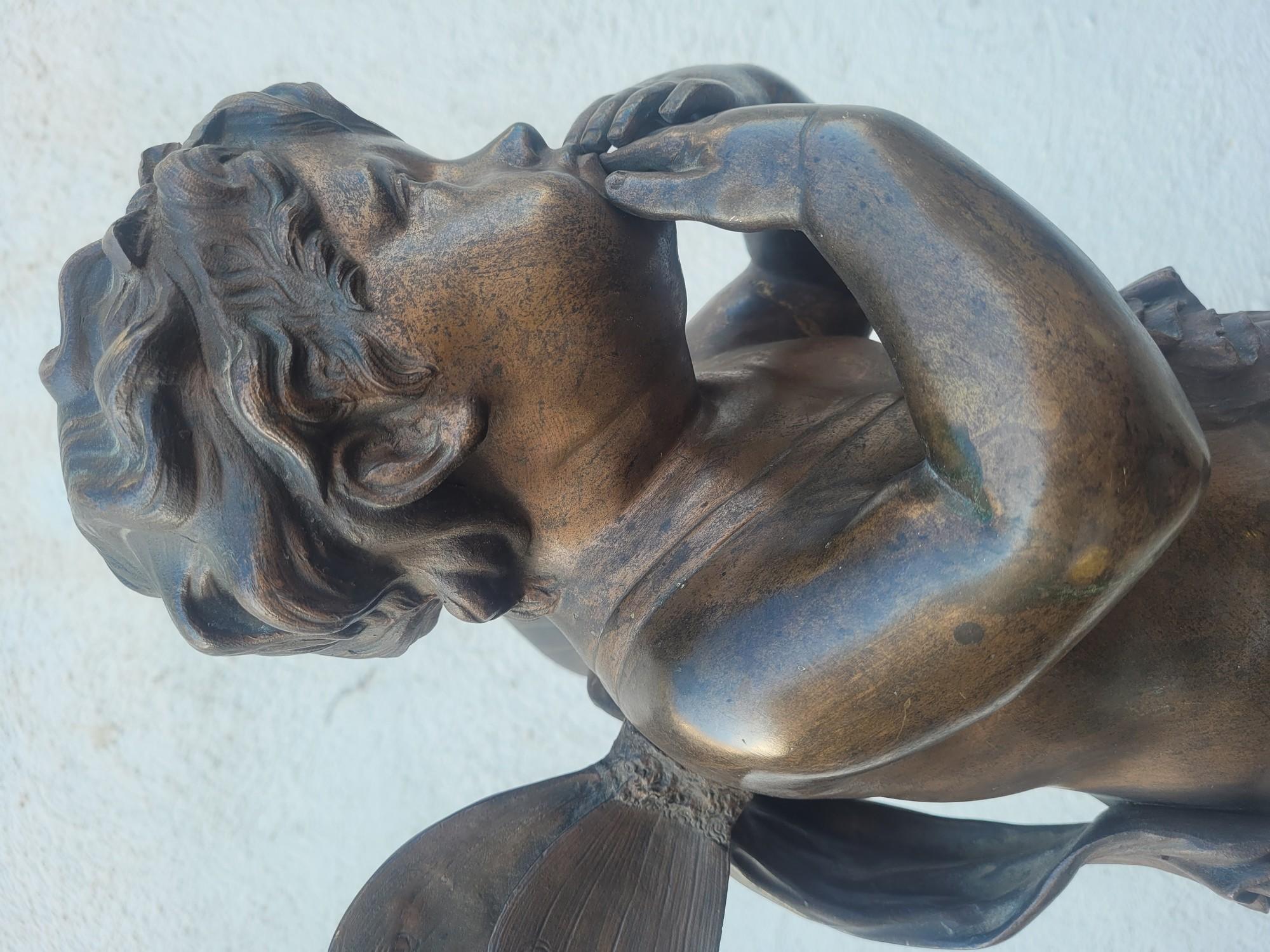 Bronzo di un putto alato in piedi, fine XIX secolo inizio XX secolo in vendita 11