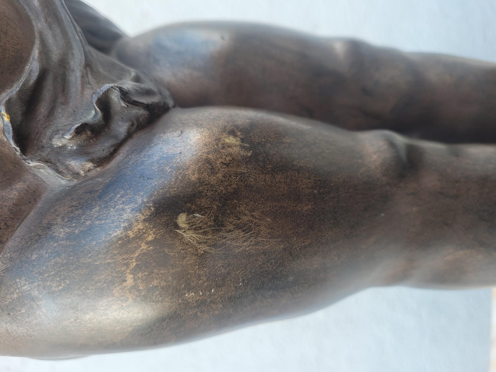Bronzo di un putto alato in piedi, fine XIX secolo inizio XX secolo in vendita 13