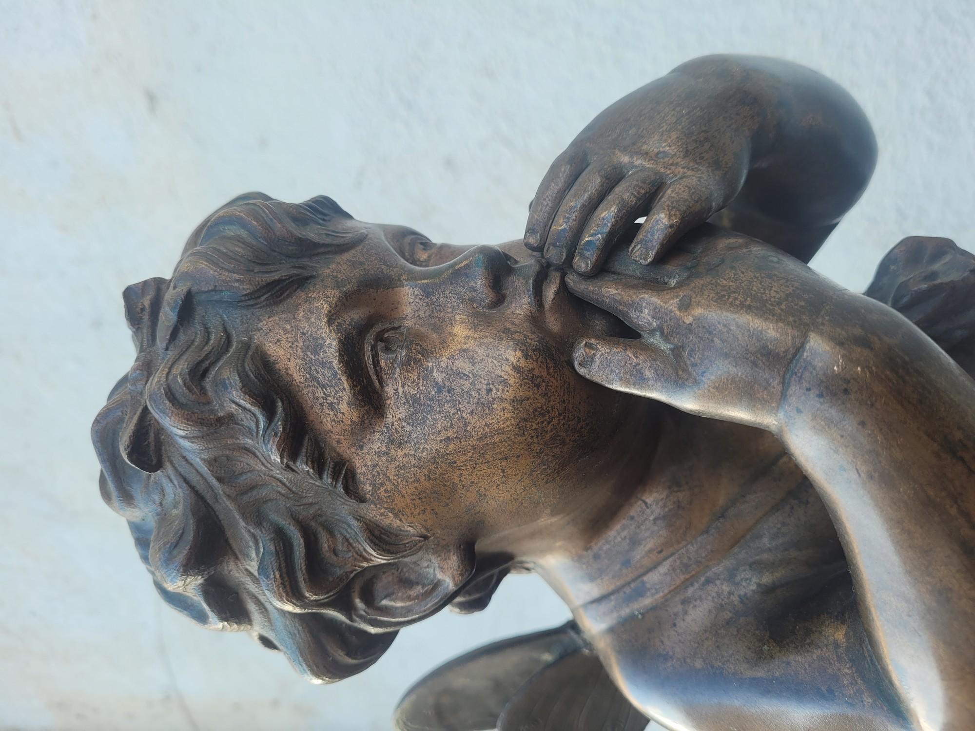 Bronzo di un putto alato in piedi, fine XIX secolo inizio XX secolo in vendita 14
