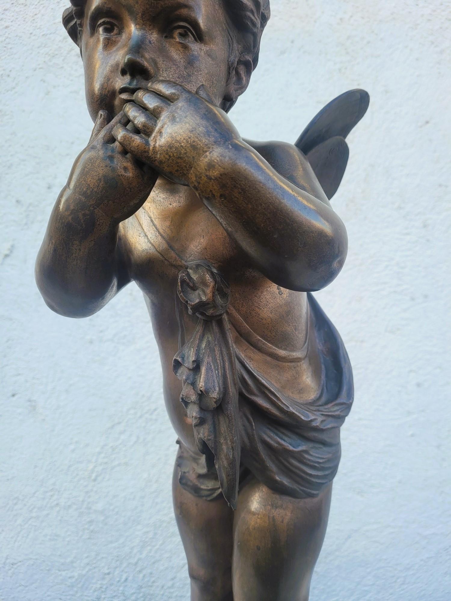 Francese Bronzo di un putto alato in piedi, fine XIX secolo inizio XX secolo in vendita