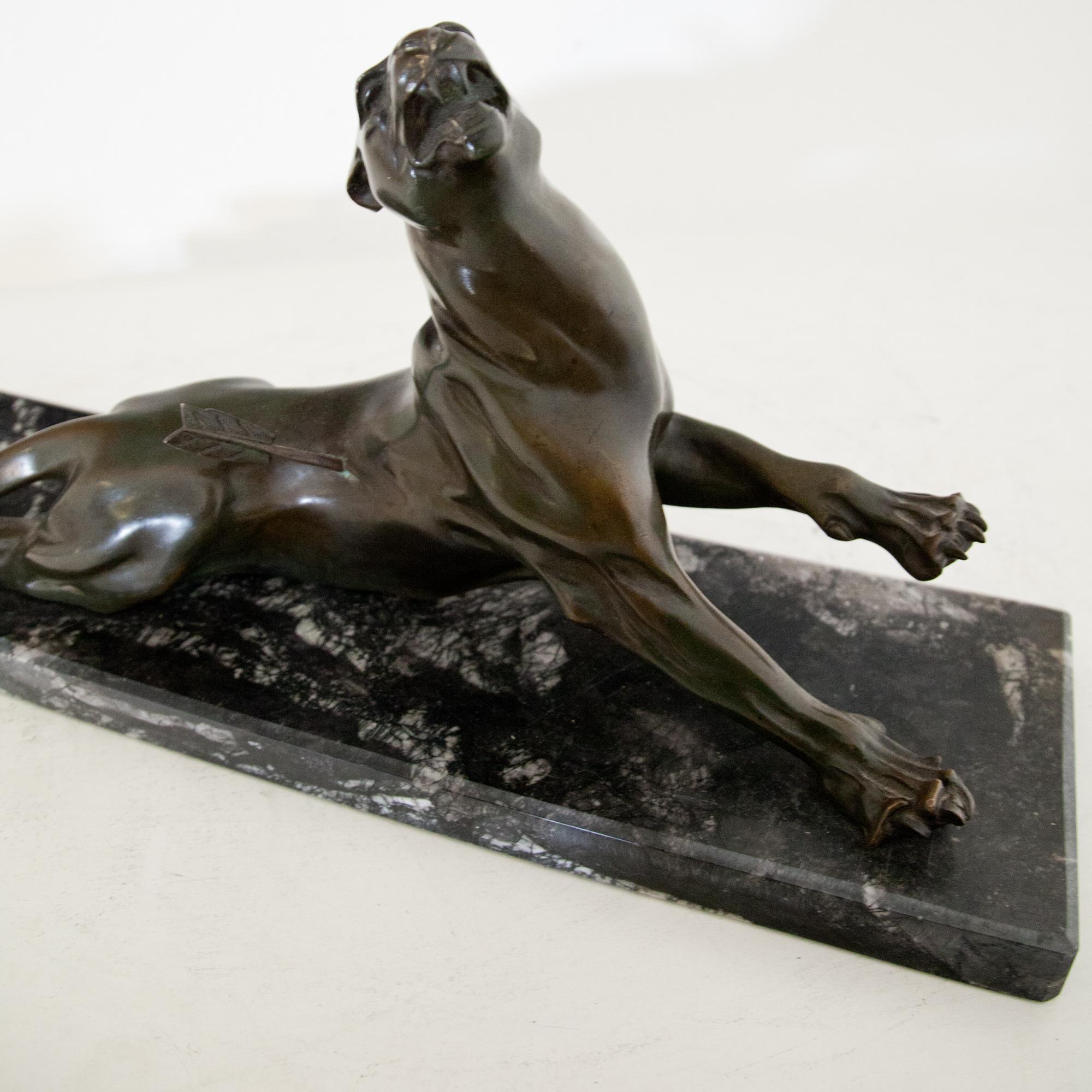 Art déco Bronze d'une panthère blessée, probablement France, première moitié du 20e siècle en vente