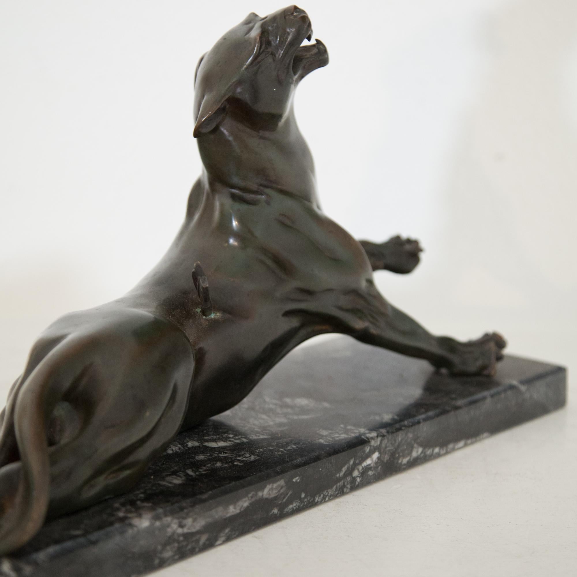 Français Bronze d'une panthère blessée, probablement France, première moitié du 20e siècle en vente