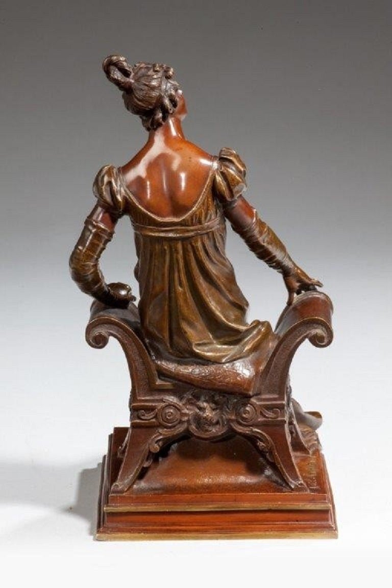 Bronzestatue einer edwardianischen Dame auf einem Fenstersitz (Spätes 19. Jahrhundert) im Angebot