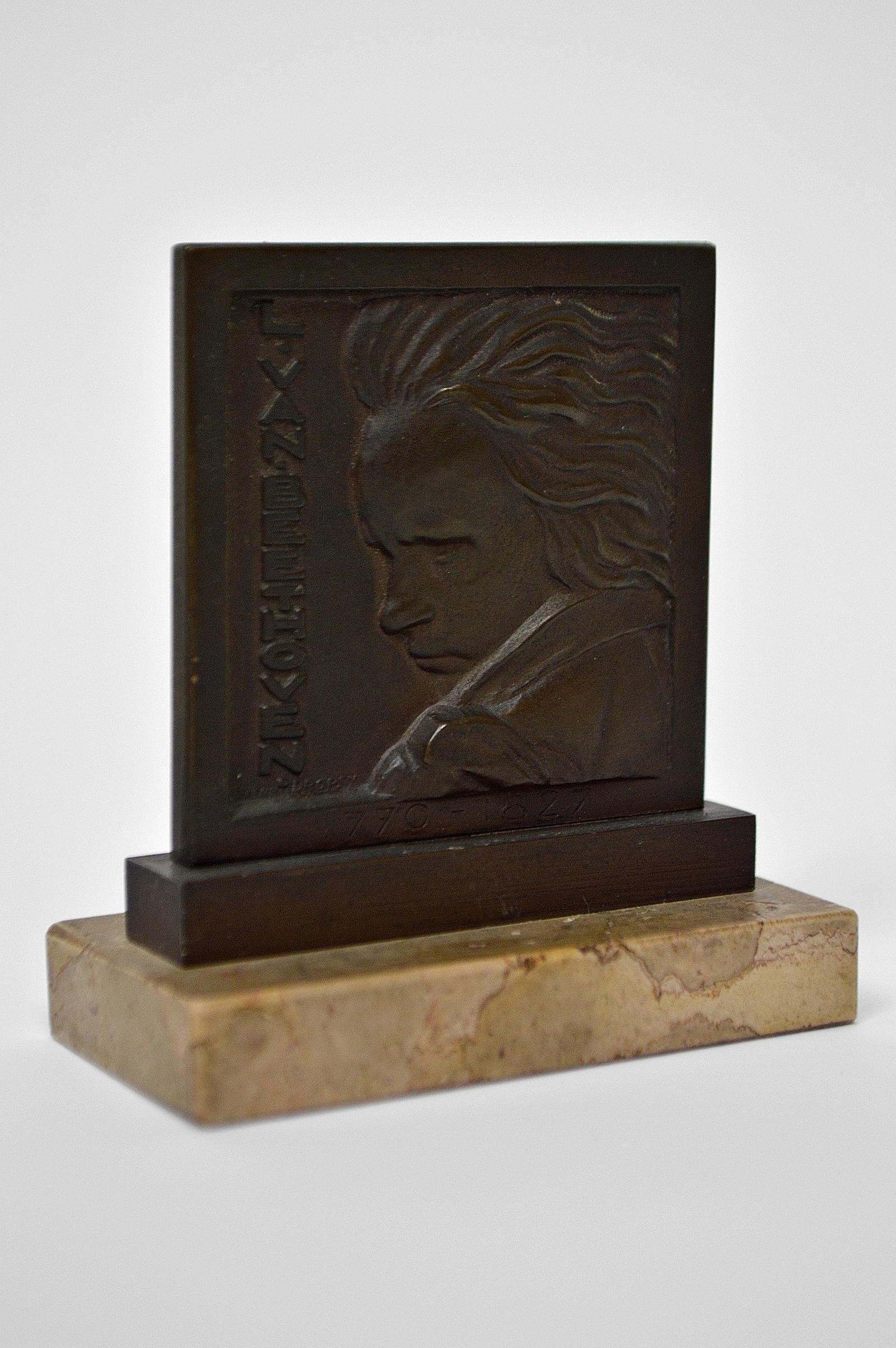 Bronze medal mounted on marble, representing the famous musician Ludwig van Beethoven.

By Henri Dropsy, France, around 1920.
In very good condition. 

Sculpture probably made on the occasion of the centenary of Beethoven's