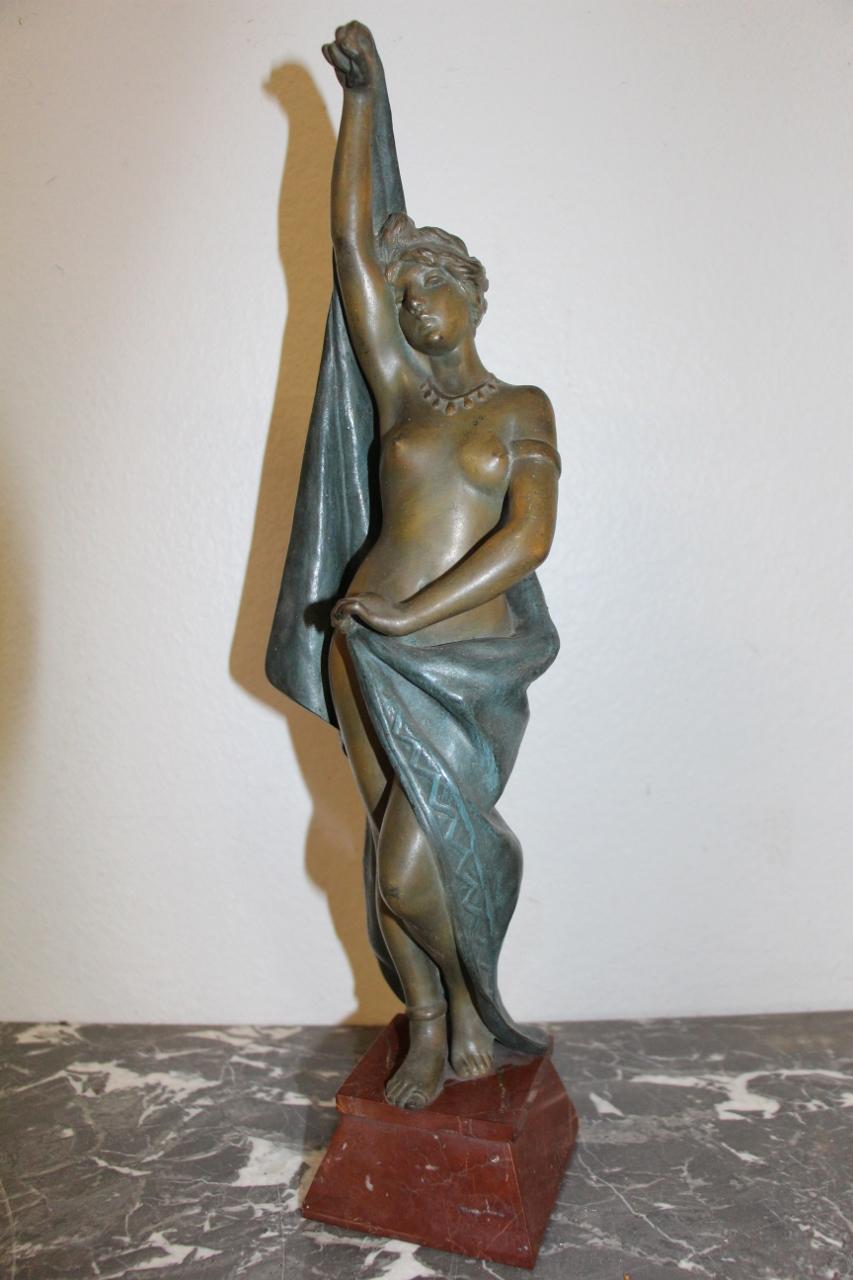 Pretty bronze with double patina, green and medal of a dancing woman signed twice by Emmanuel Villanis, Art Nouveau period, early 20th century in very good condition Emmanuel Villanis comes from a family of Italian origin. From 1861, his parents