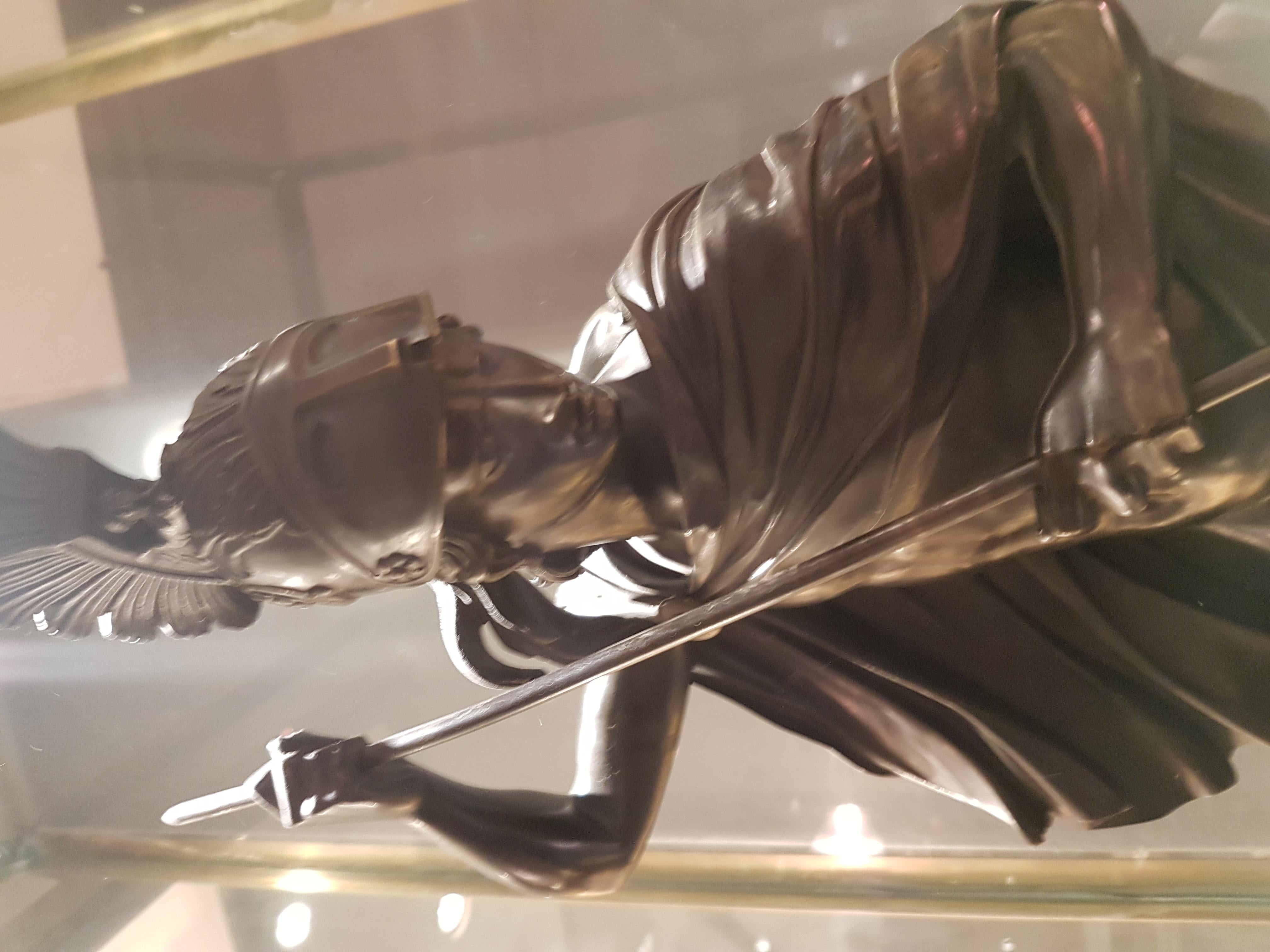 Eine schöne patinierte Bronze aus dem 19. Jahrhundert mit der Darstellung eines voll gepanzerten klassischen Kriegers (wahrscheinlich Jason), der mit einem Speer gegen einen Drachen kämpft. Die Bronze steht auf einem Sockel aus Kunstporphyr.