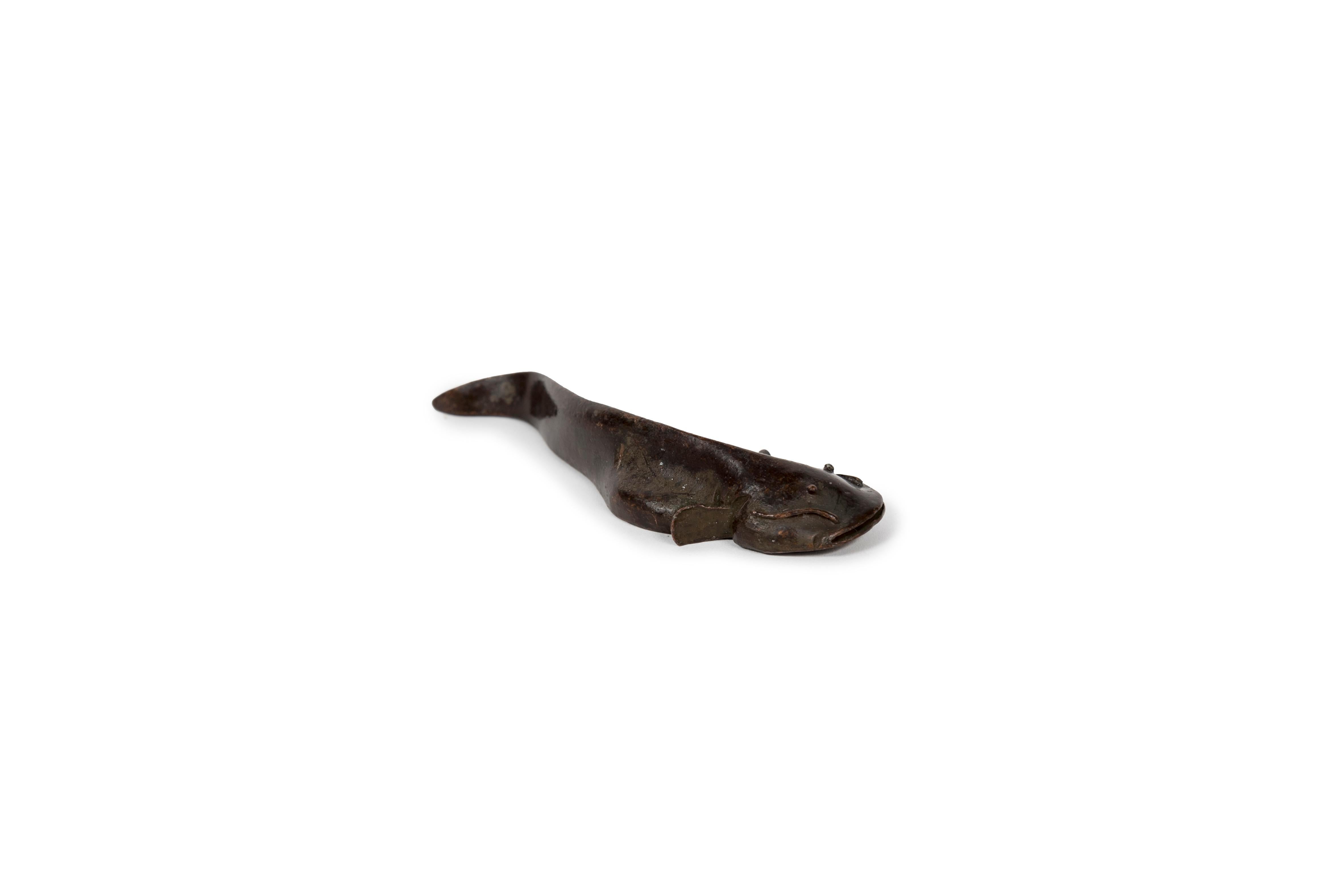 Bronze-Okimono-Skulptur eines Katzenfischs oder namazu aus Bronze (Gegossen) im Angebot
