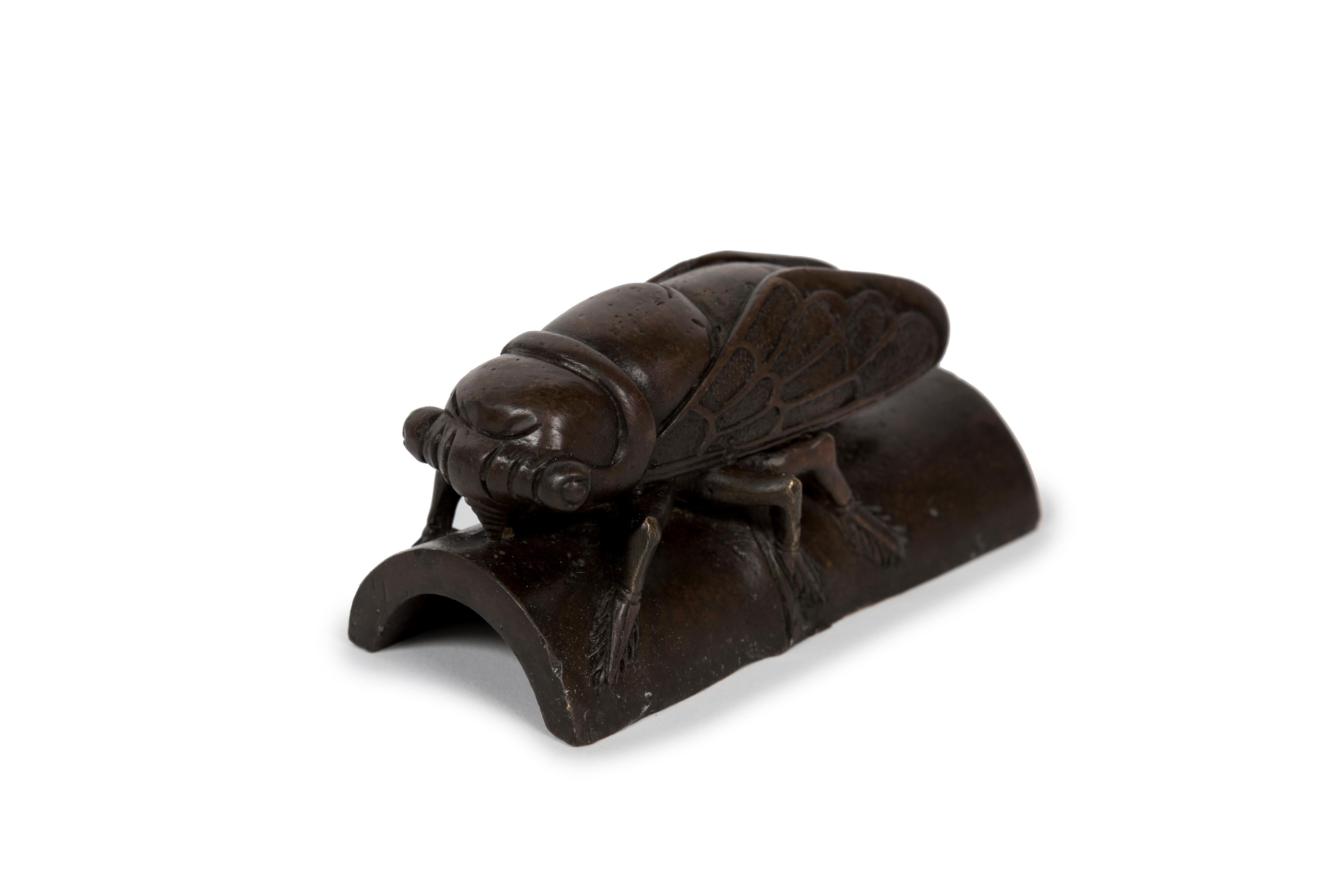XX secolo Scultura in bronzo okimono di un'enorme Cicada distesa su un segmento di bambù in vendita