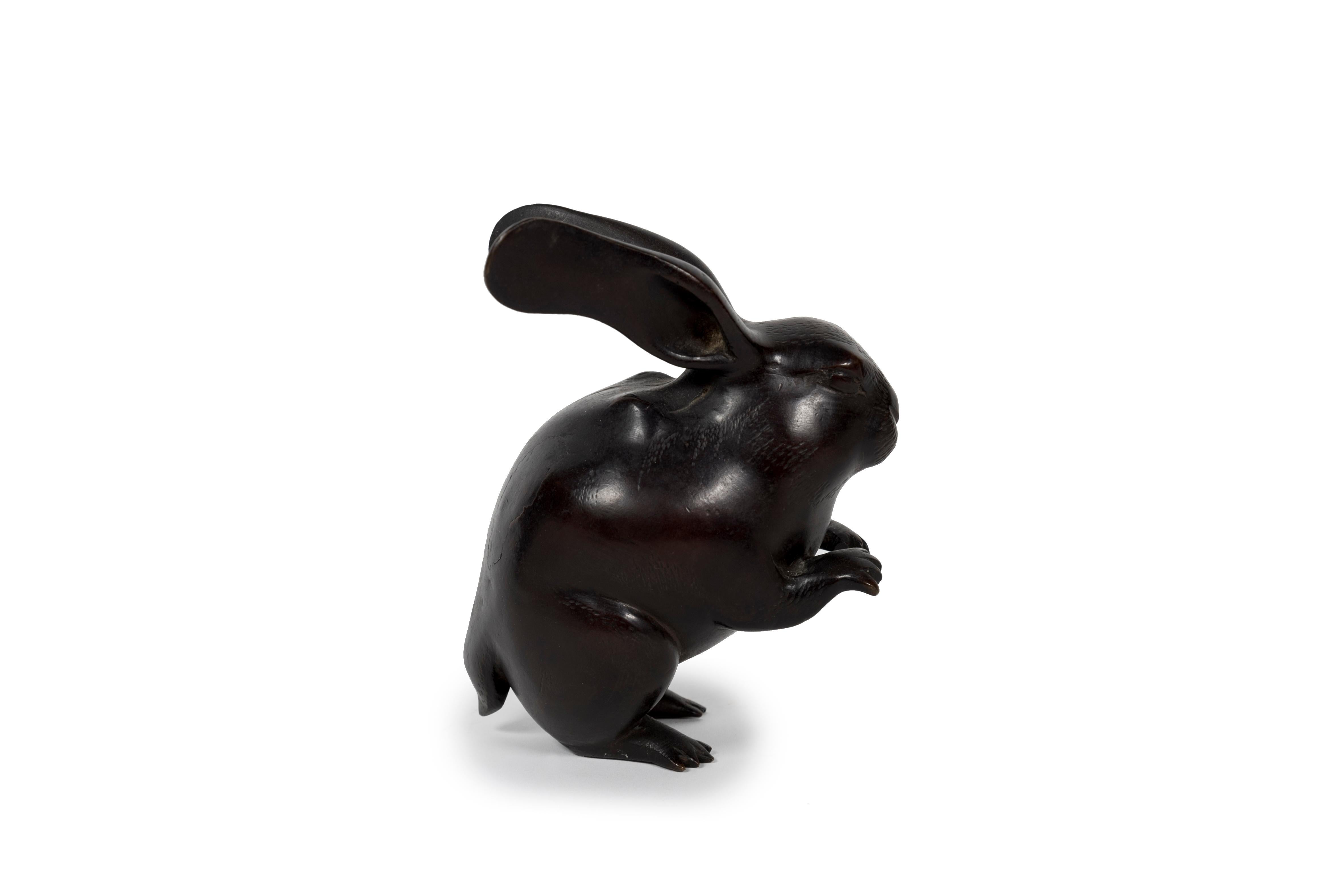 Bronze-Okimono-Skulptur eines stehenden Hares (Japanisch) im Angebot