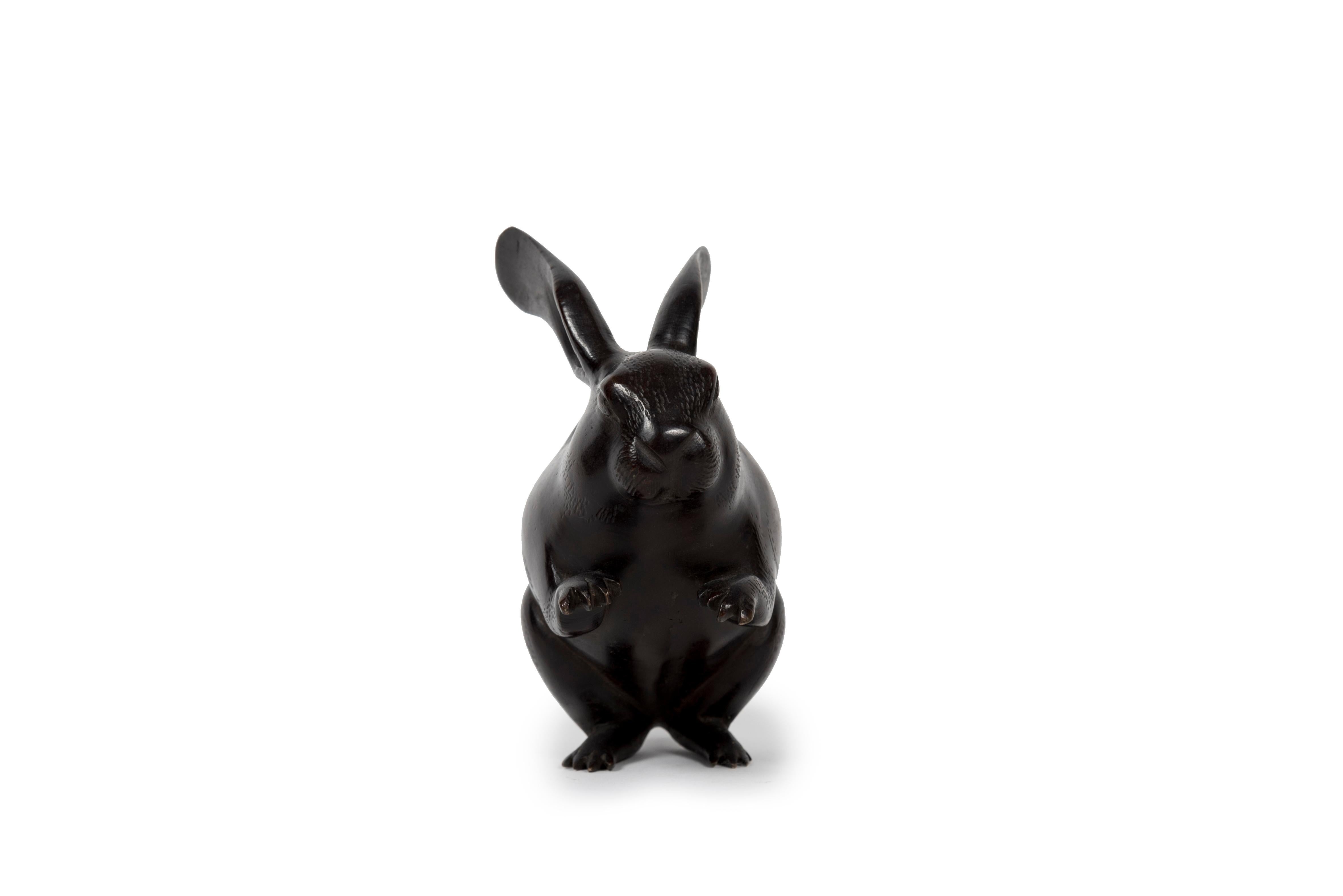 Bronze-Okimono-Skulptur eines stehenden Hares (Gegossen) im Angebot