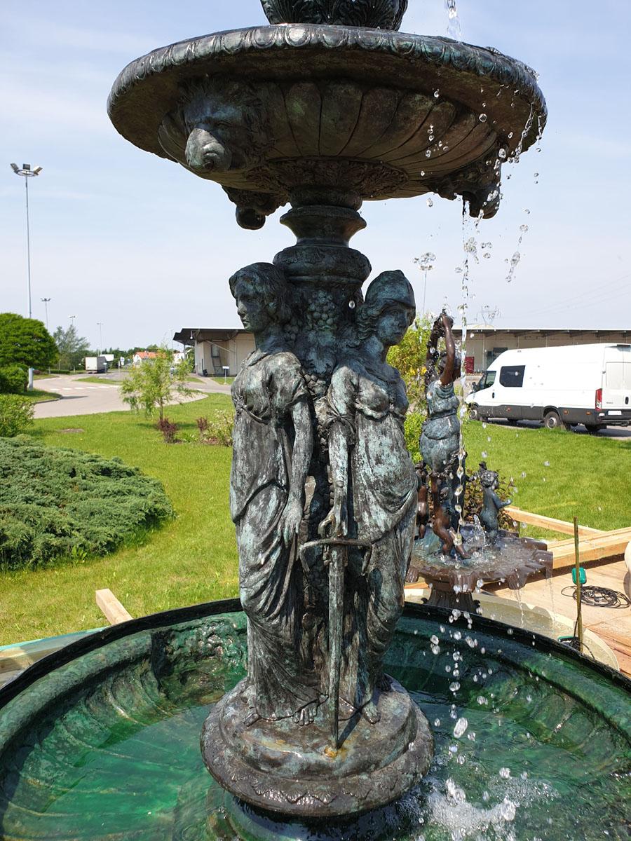 Bronze Old Palace Free-Standing Fountain In Good Condition In Liverpool, GB