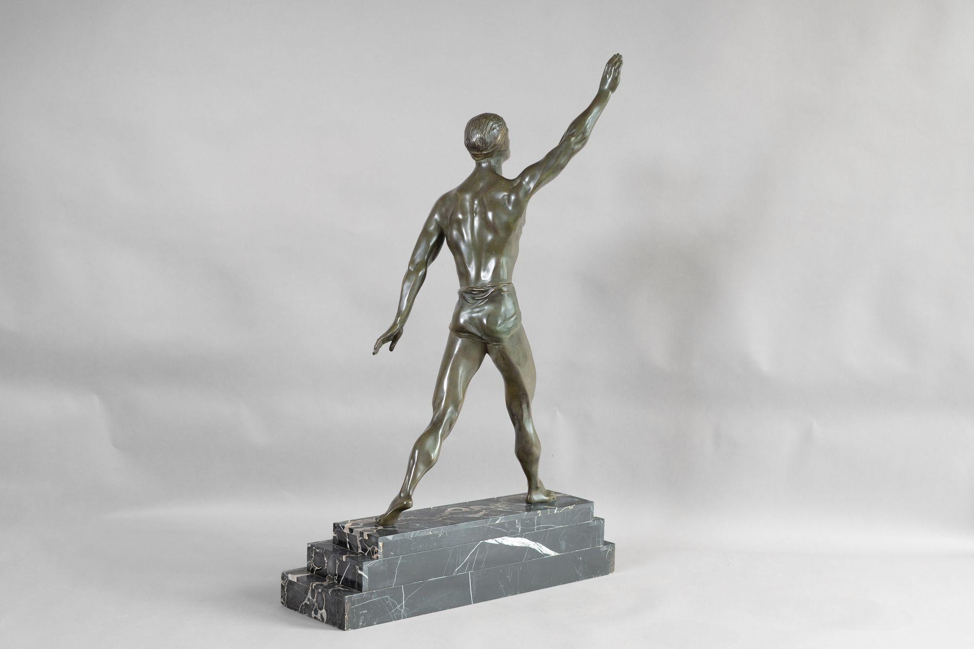 Large bronze model of an Olympian figure on a tiered marble base. Signed Editions Paris and G. Daverny. France circa 1930.

H 76cm x W 50cm x D 26cm