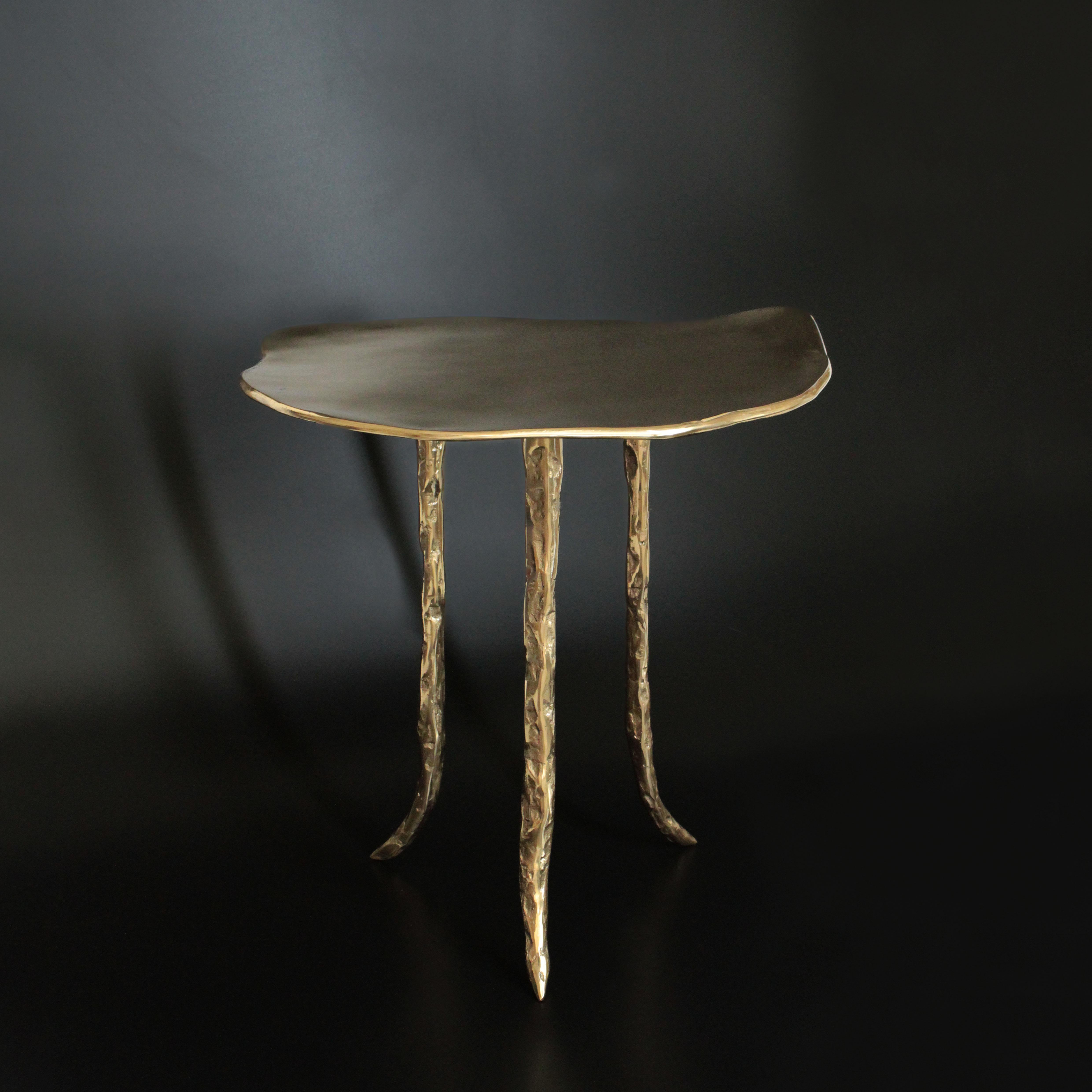 Mesa baja Onda de bronce by Studio Sunt
Dimensiones: An 47 x Pr 44 x Al 44 cm. 
Materiales: Bronce.

Studio Sunt es un estudio de diseño con sede en Estambul que renueva las tradiciones aplicando la artesanía fina al diseño contemporáneo con la