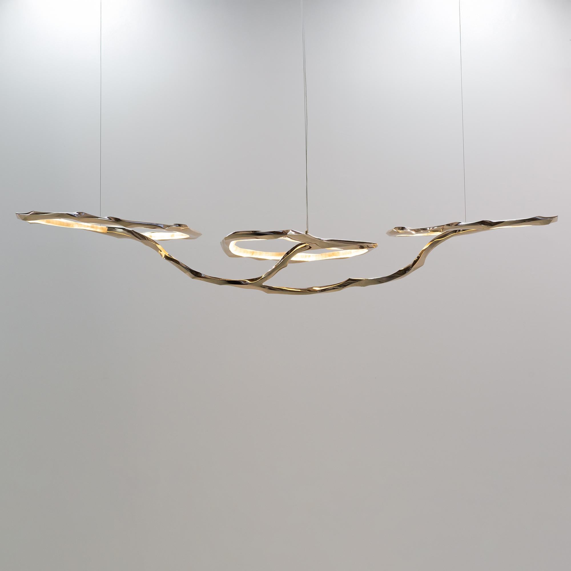 Il monumentale lampadario Cloud III di Markus Haase, intagliato e fuso a mano in bronzo, farà il suo debutto al NOMAD di St. Moritz insieme a una console intagliata a mano e annerita con piedi in bronzo.

Il lavoro di Haase, influenzato da scultori