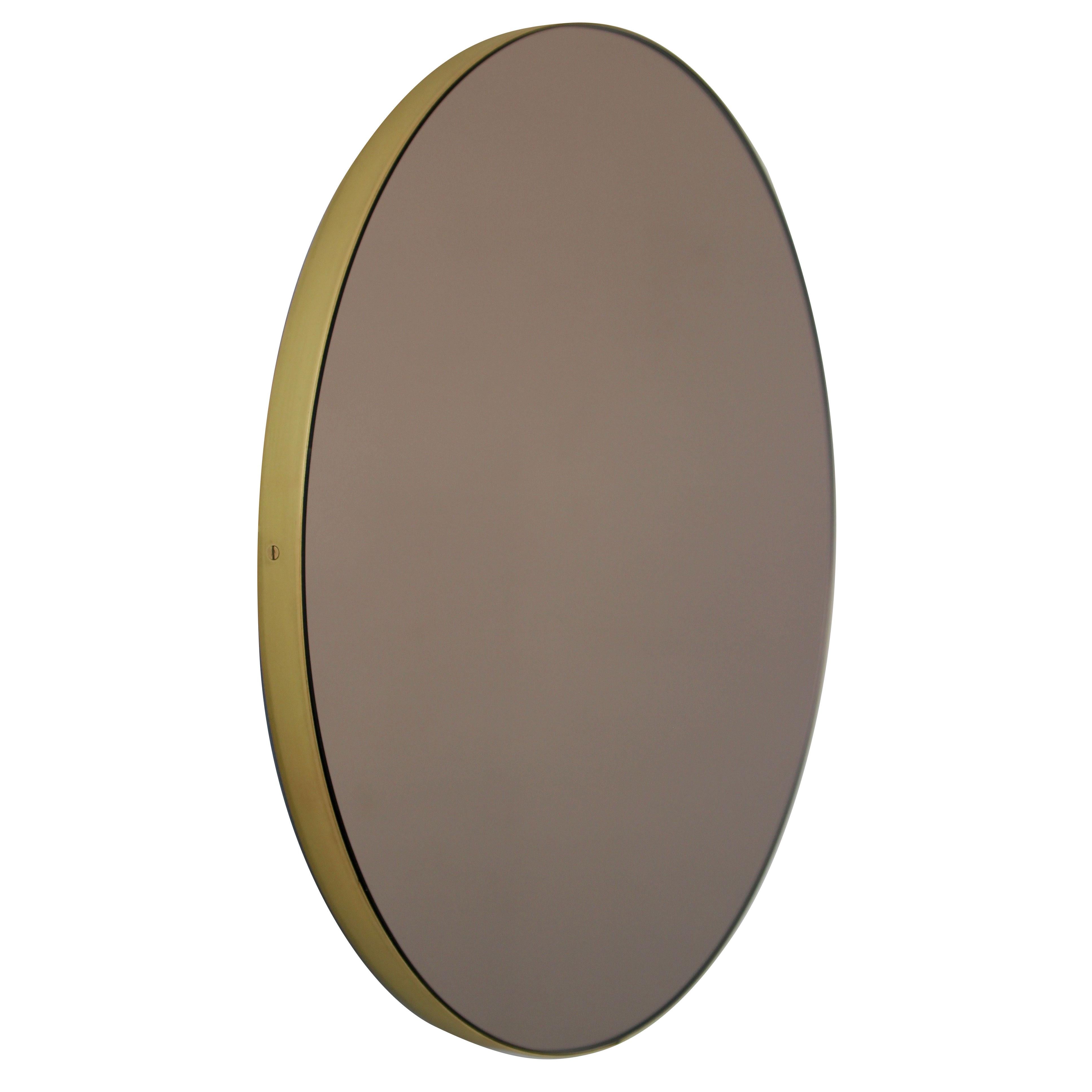 Miroir rond contemporain Orbis teinté bronze, encadrement laiton, moyen en vente