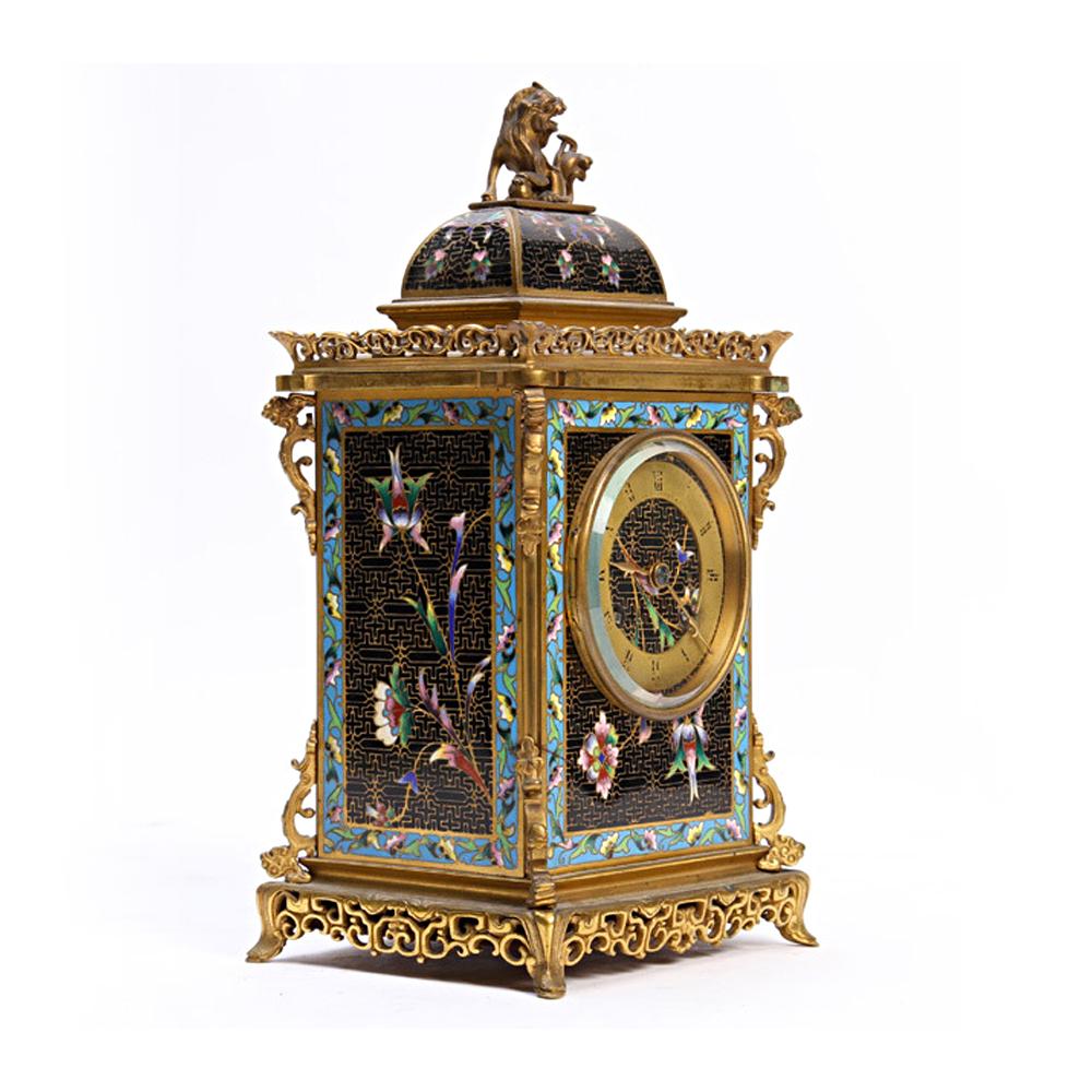 Une belle pendule de cheminée française en cloisonné et bronze orientaliste avec un lion stylisé en haut par Bigelow Kennard & Co.
Fabricant : signé Bigelow Kennard & Co. Boston
Origine : Français
Date : vers 1890
Taille : 11 1/2 pouces de haut.