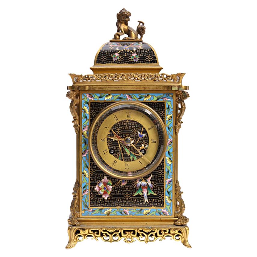 Pendule de cheminée orientaliste en bronze avec un lion stylisé au sommet par Bigelow Kennard