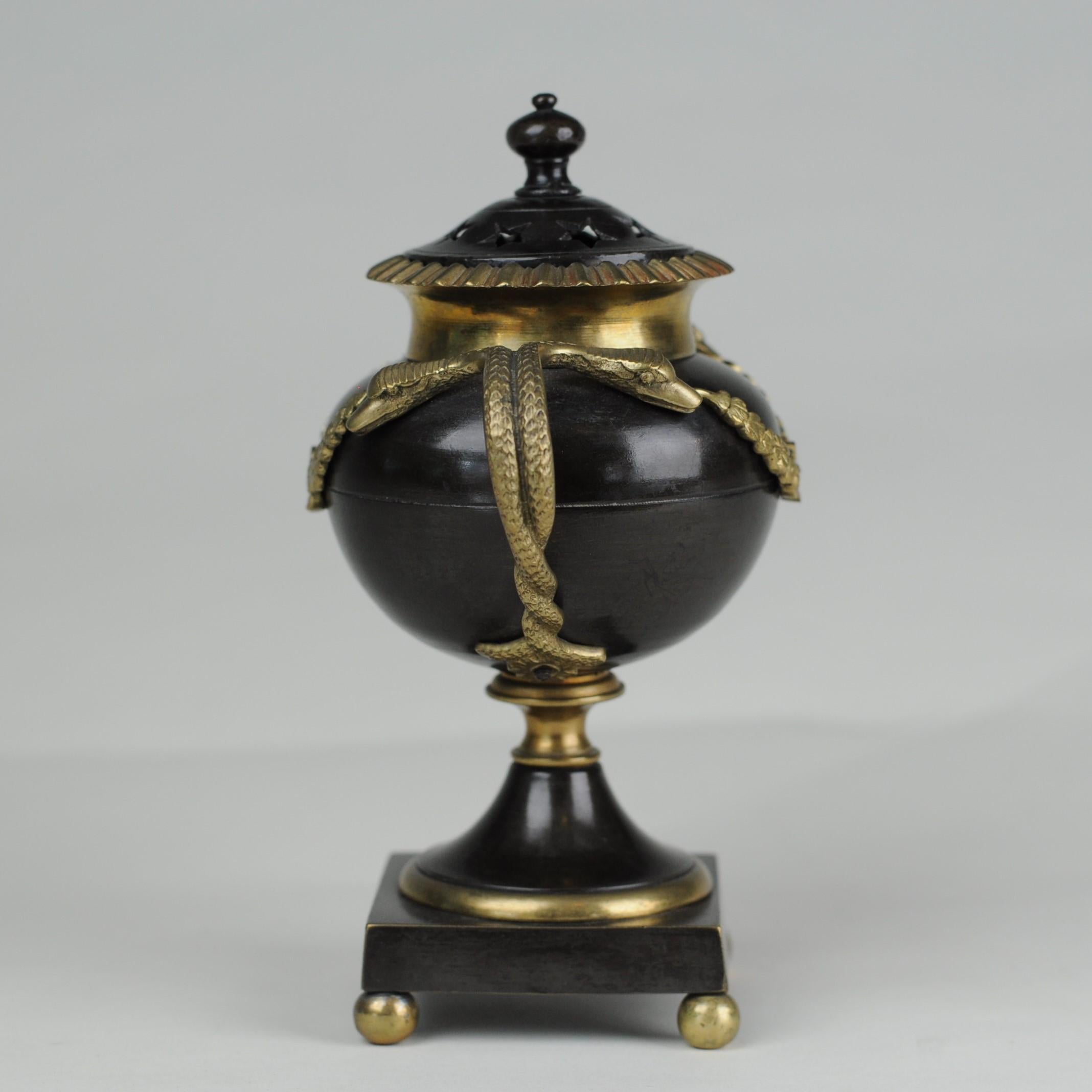 Vase aus Bronze und Goldbronze in Form von Kerzenständern oder Räucher-/ Räuchergefäßen (Regency) im Angebot