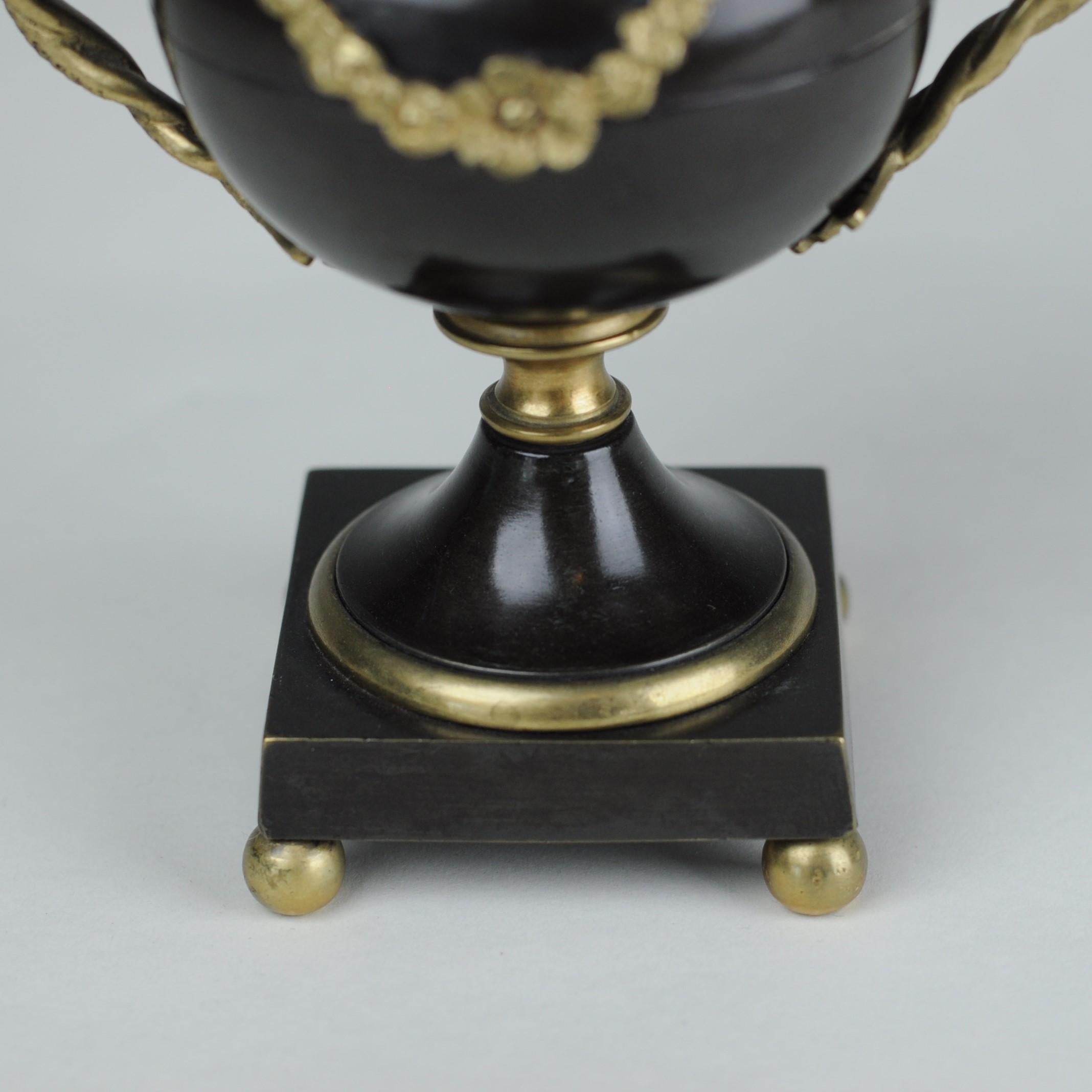 Vase aus Bronze und Goldbronze in Form von Kerzenständern oder Räucher-/ Räuchergefäßen (Französisch) im Angebot