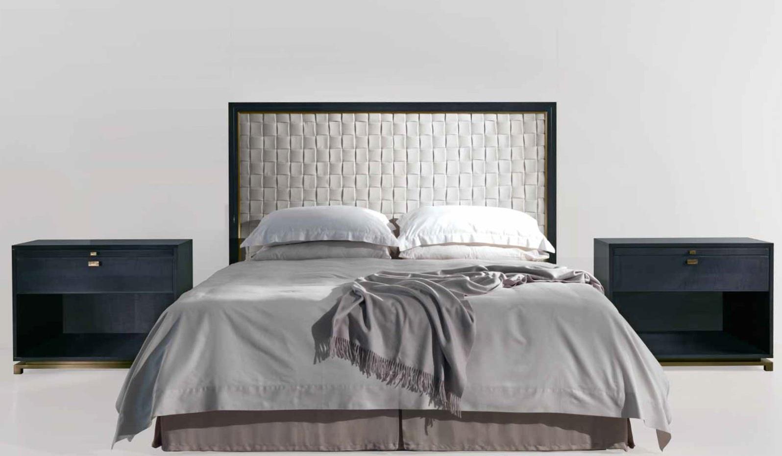 XXIe siècle et contemporain Table de chevet Orsi, Mme Kamini Jivan, sycomore figuré, bronze laiton en vente