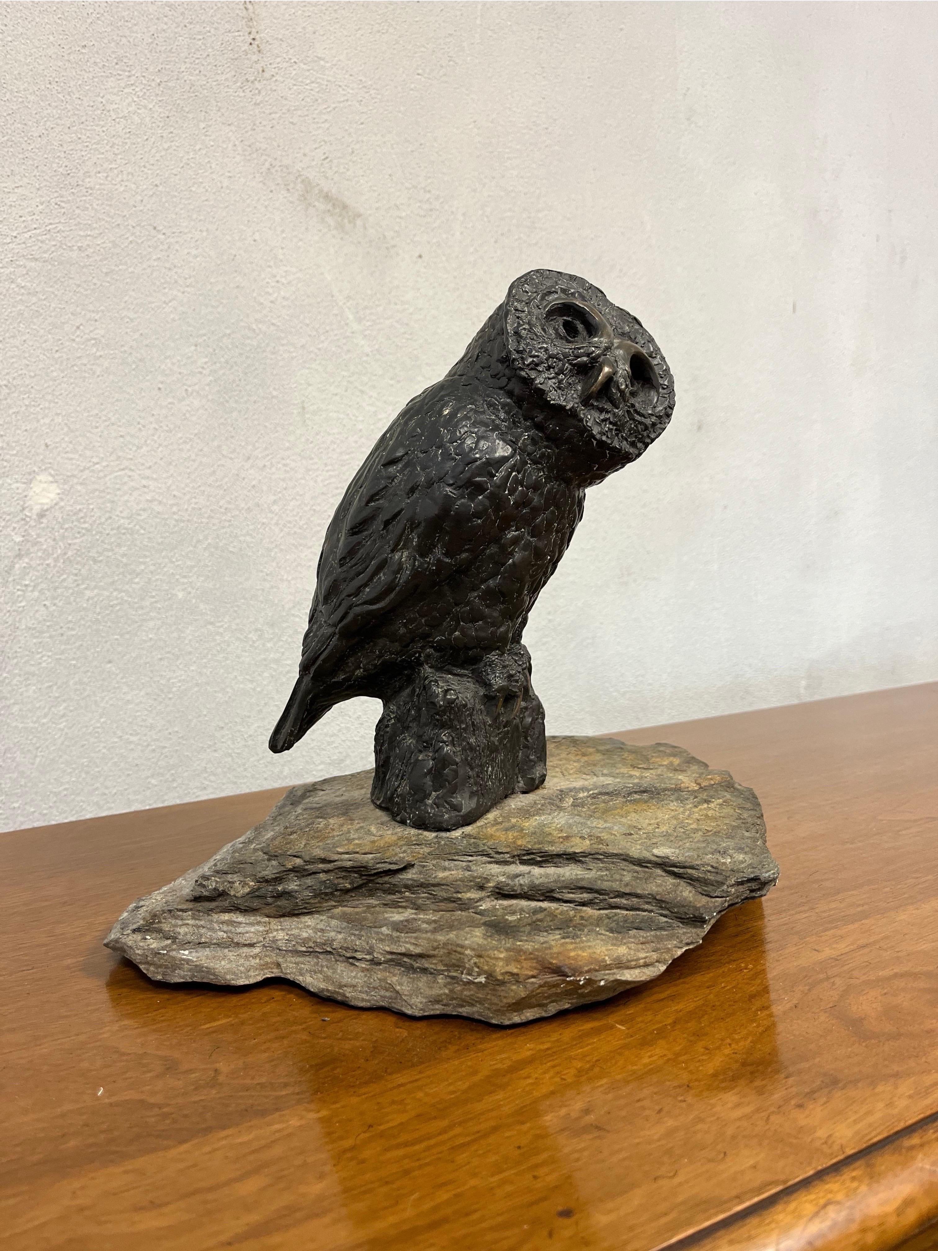 Bellissima espressione e senso del movimento e della vigilanza in questa scultura 