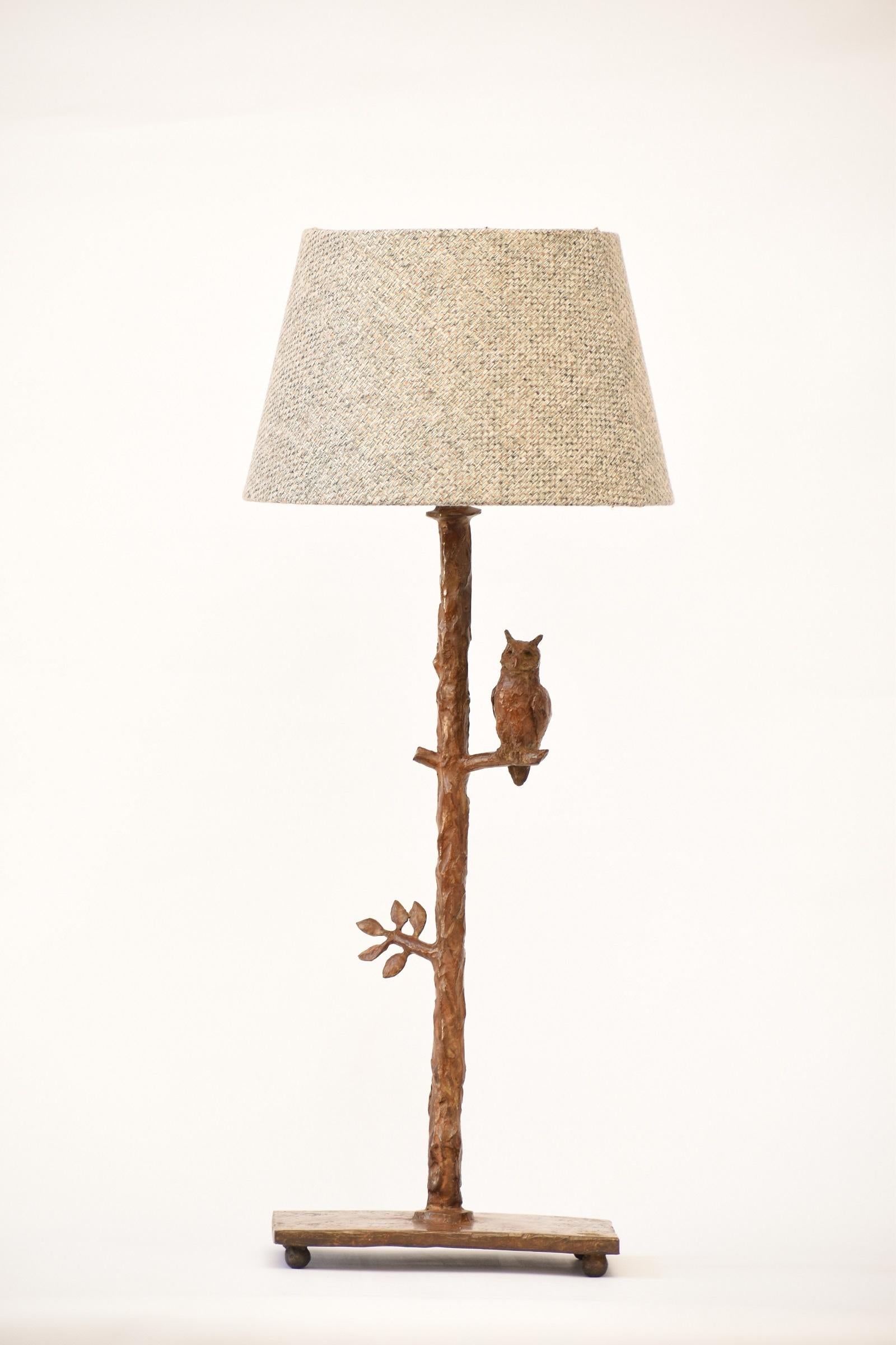 Lampe de table sculpturale fabriquée à la main, représentant un hibou et une feuille abstraite. En bronze coulé selon la méthode de la cire perdue. Fait à la main - sculpté, moulé, coulé et fini individuellement à la main, ce qui rend chaque pièce