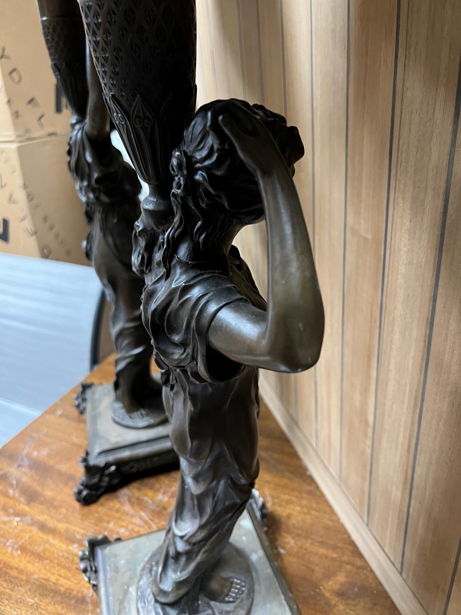 Paar figurale Urnen aus Bronze im klassischen Stil mit Sockel  im Angebot 9