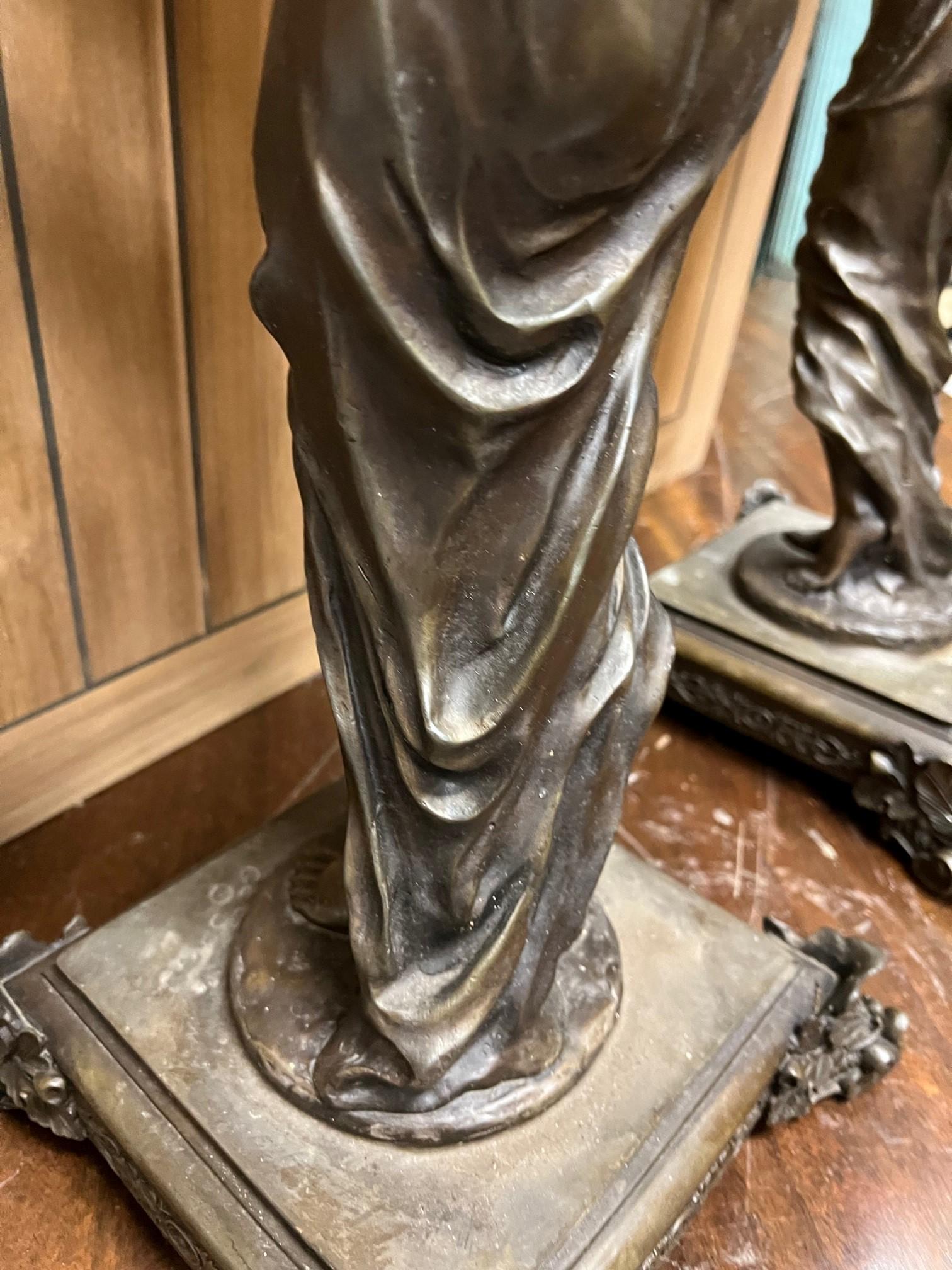 Paar figurale Urnen aus Bronze im klassischen Stil mit Sockel  im Angebot 11