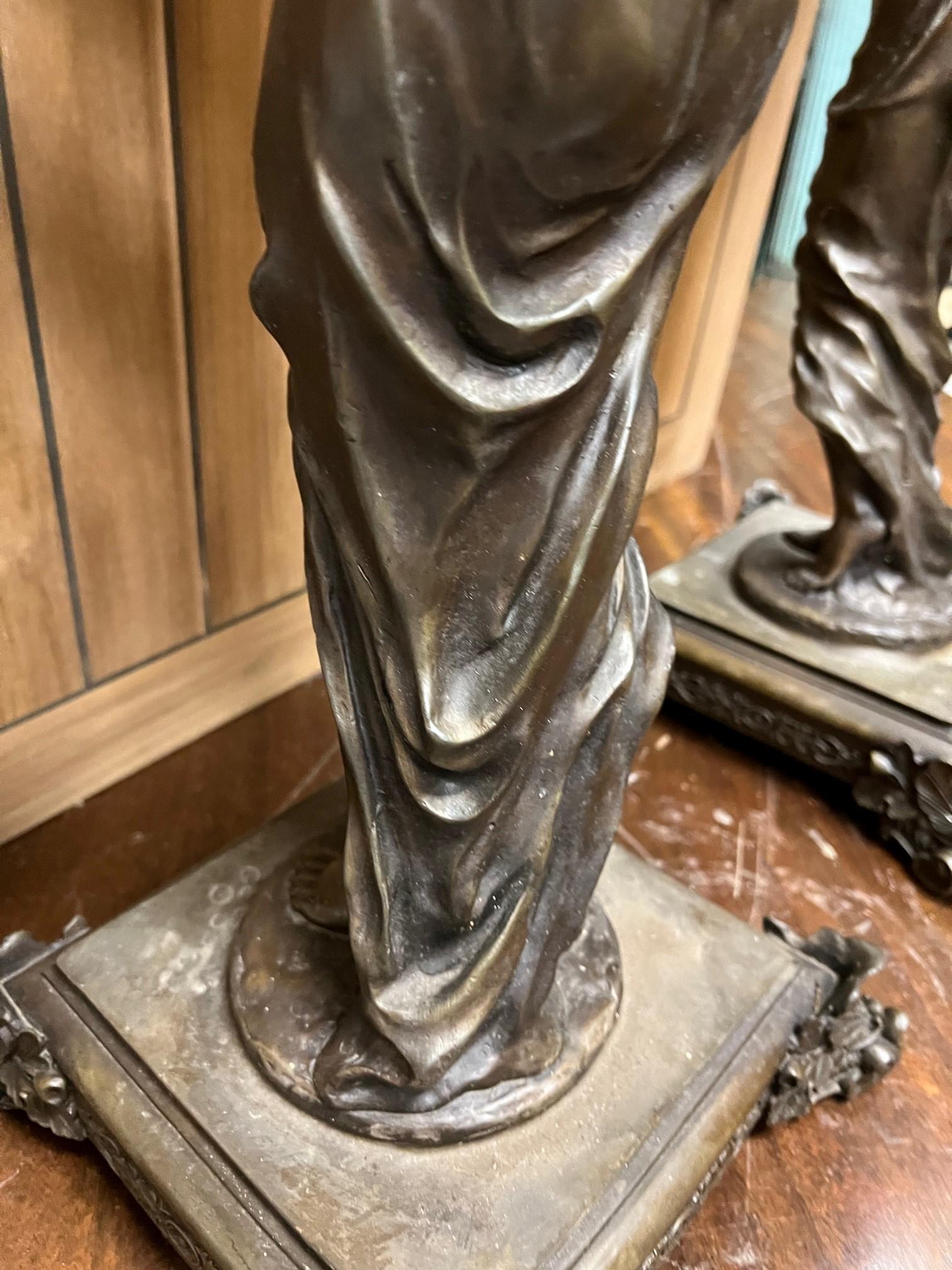 Coppia di urne figurative con piedistallo in bronzo in stile classico in vendita 10