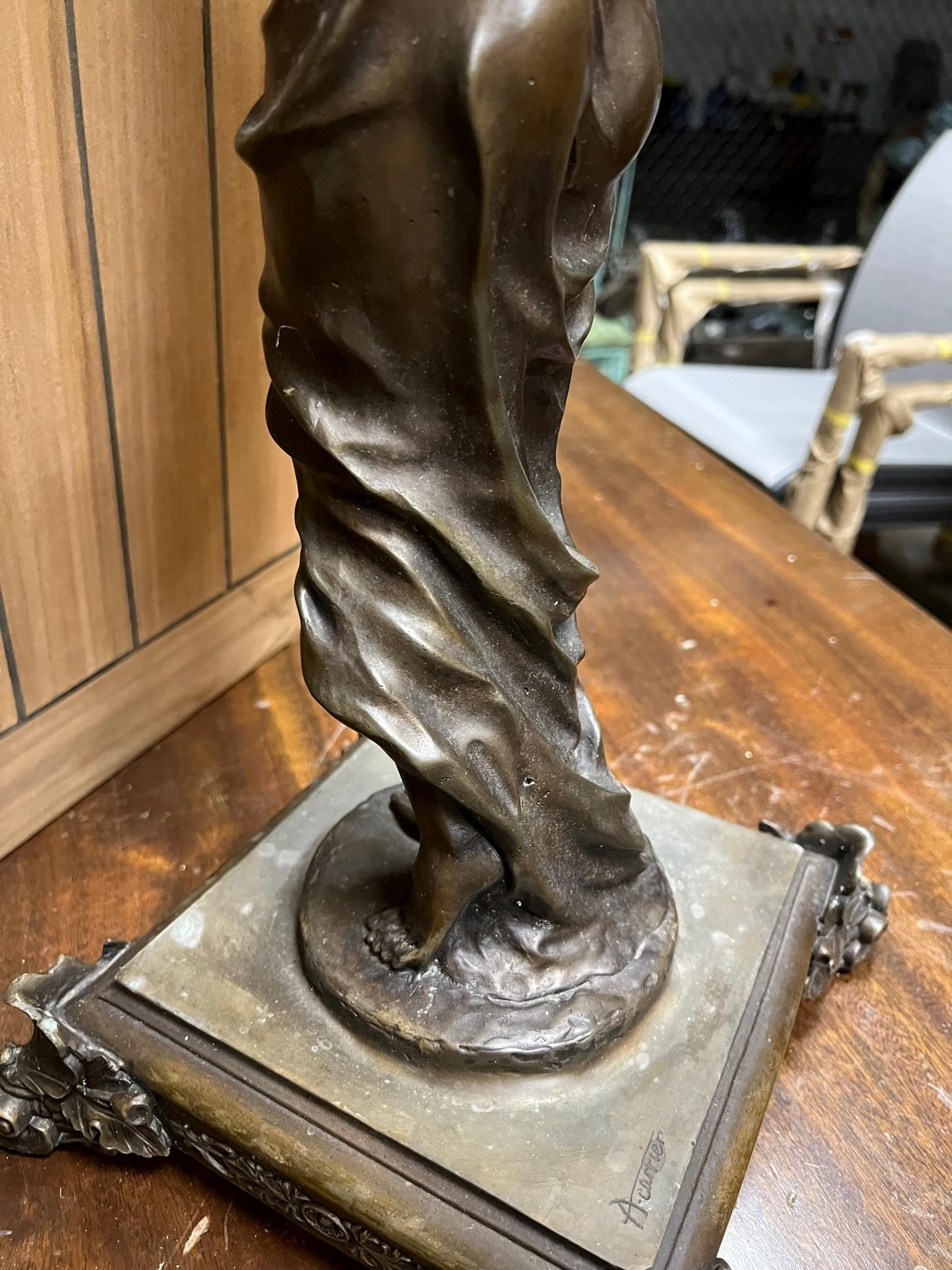 Coppia di urne figurative con piedistallo in bronzo in stile classico in vendita 11