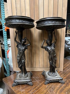 Coppia di urne figurative con piedistallo in bronzo in stile classico